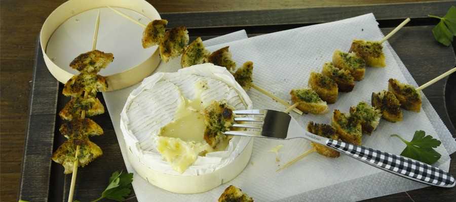 Camembert fondant et ses croûtons aillés