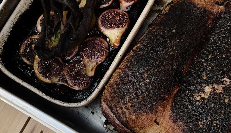 Paletot de canard cuit en feuilles de figuiers, figues mi-fumées