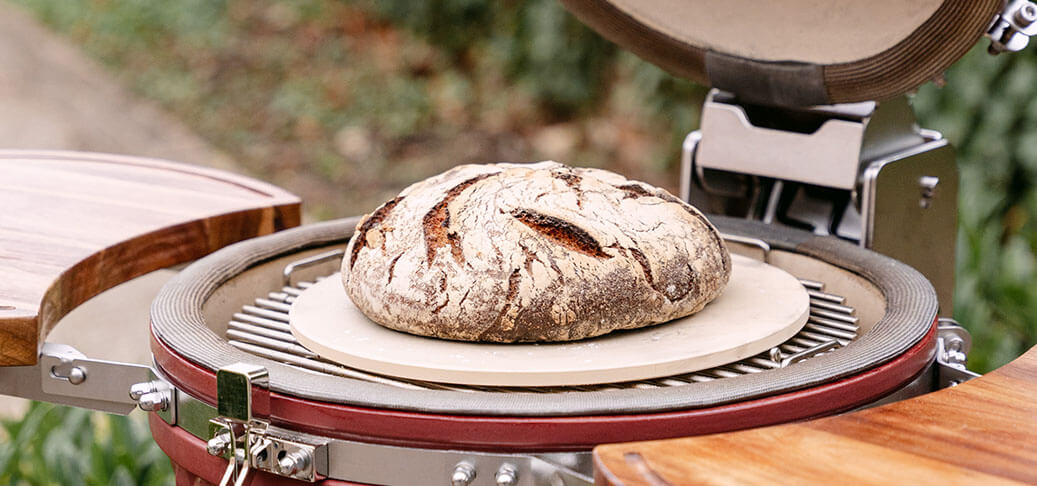 pain sur une pierre de cuisson en céramique