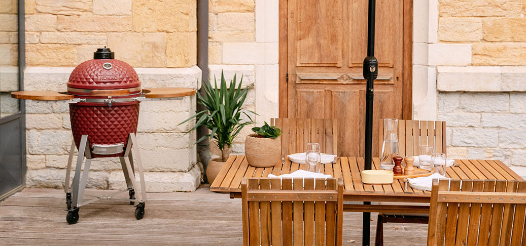 Kamado Kokko rouge oxyde avec chaises et table JJ