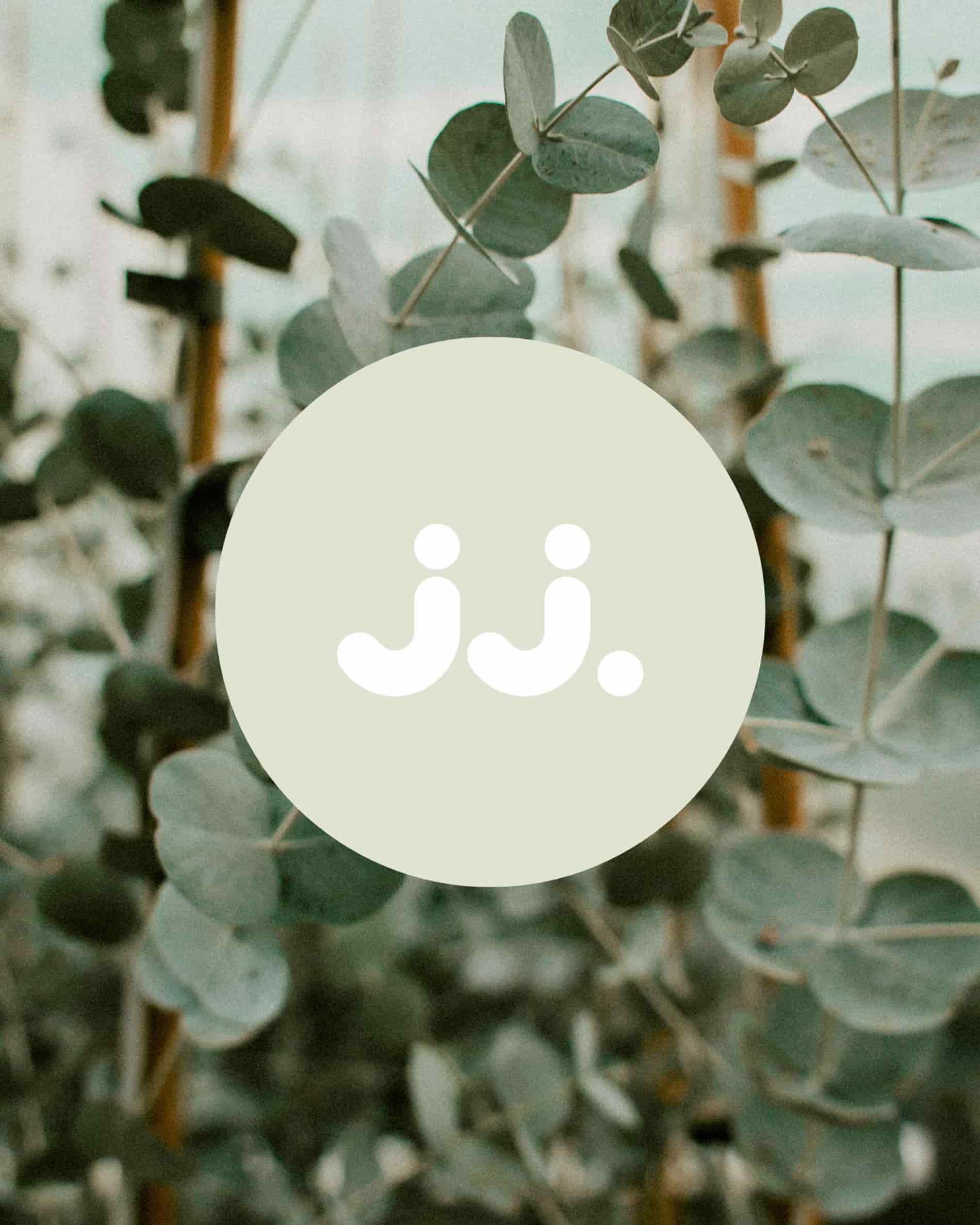 Feuilles d’eucalyptus vertes avec logo jj., symbolisant la senteur Citronnelle & Eucalyptus.
