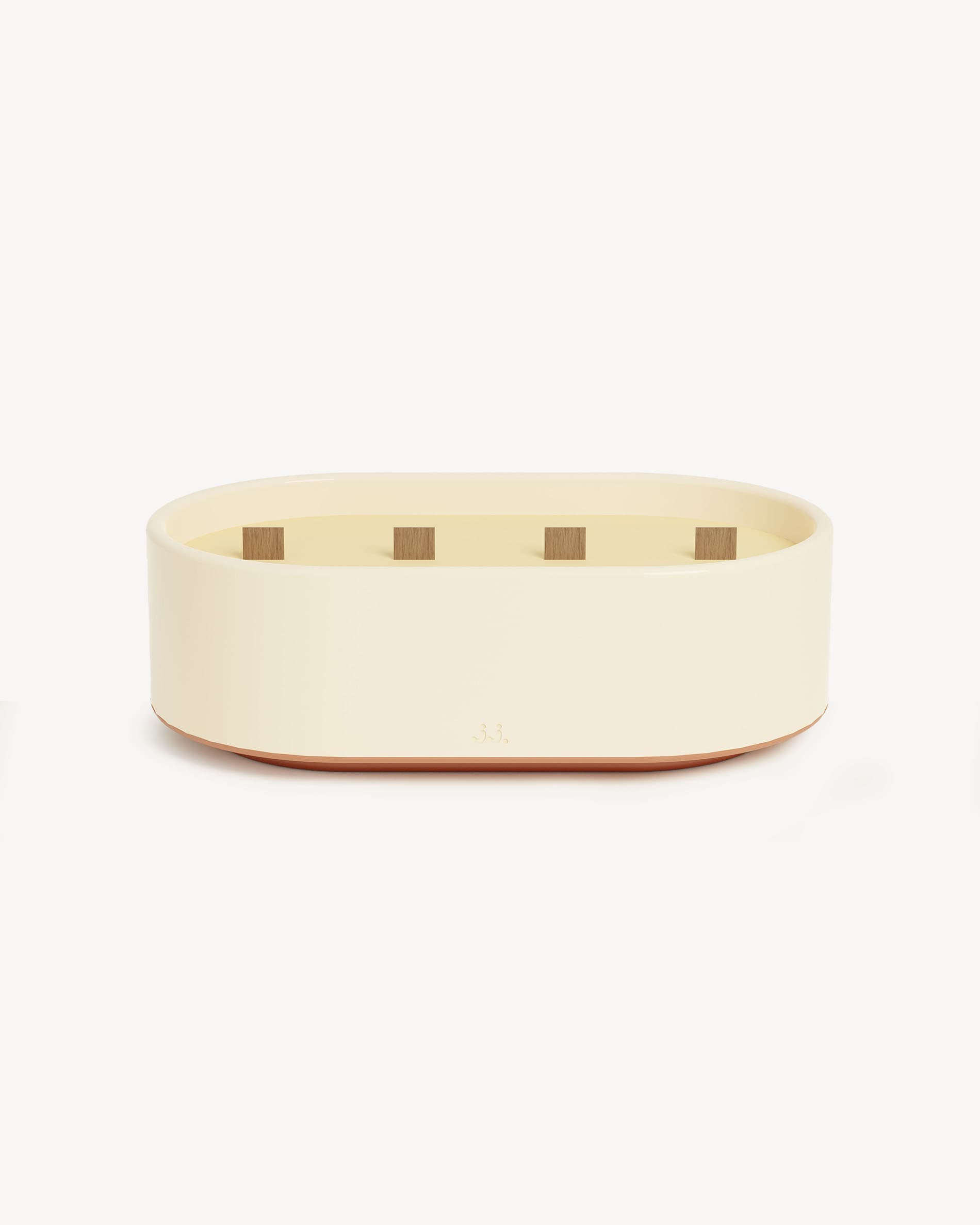 Bougie Totem L en céramique émaillée beige ivoire, parfumée à la citronnelle avec des notes de citron.