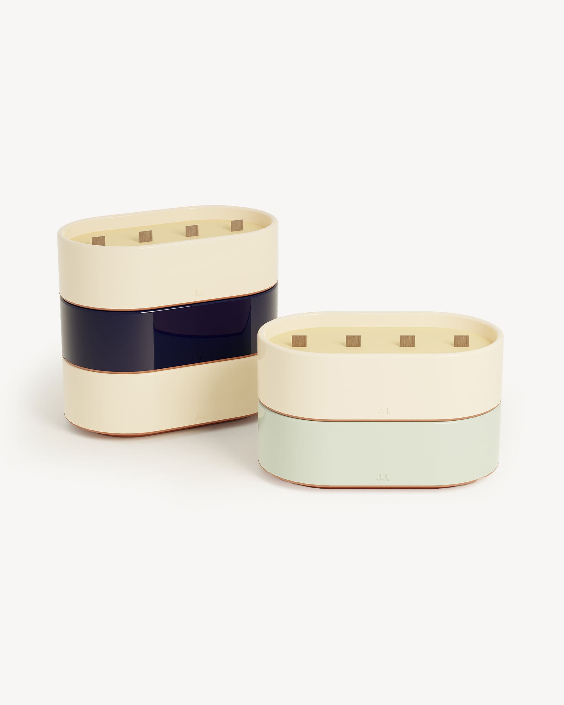 Bougies Totem L en céramique émaillée beige ivoire et vert d’eau, parfumées à la citronnelle avec notes de citron et d’eucalyptus.