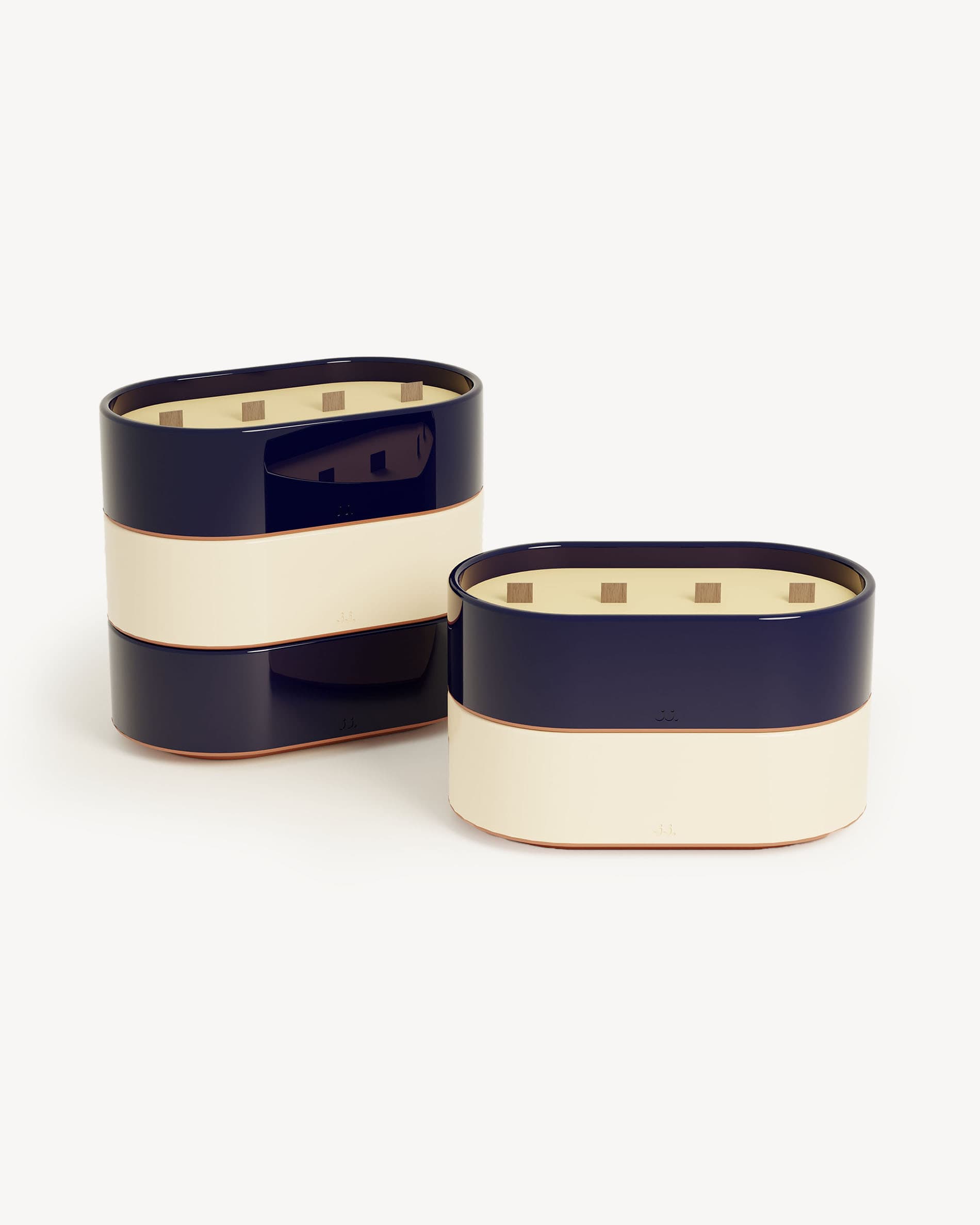 Bougies Totem L en céramique émaillée beige ivoire et bleu marine, parfumées à la citronnelle avec notes de citron et de sel de mer.