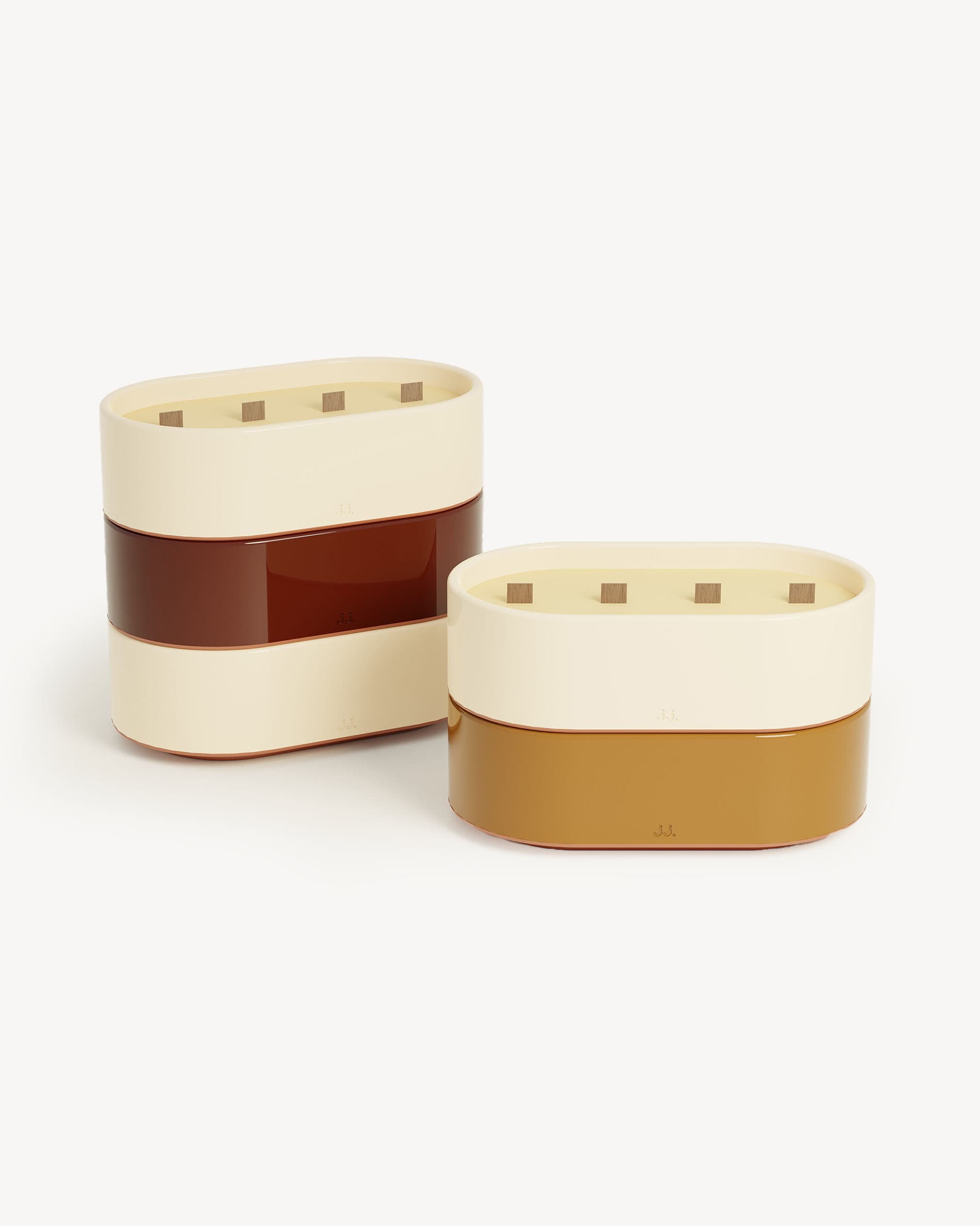 Bougies Totem L en céramique émaillée beige ivoire et brun terre de sienne, parfumées à la citronnelle avec notes de citron et de fleur d’oranger.