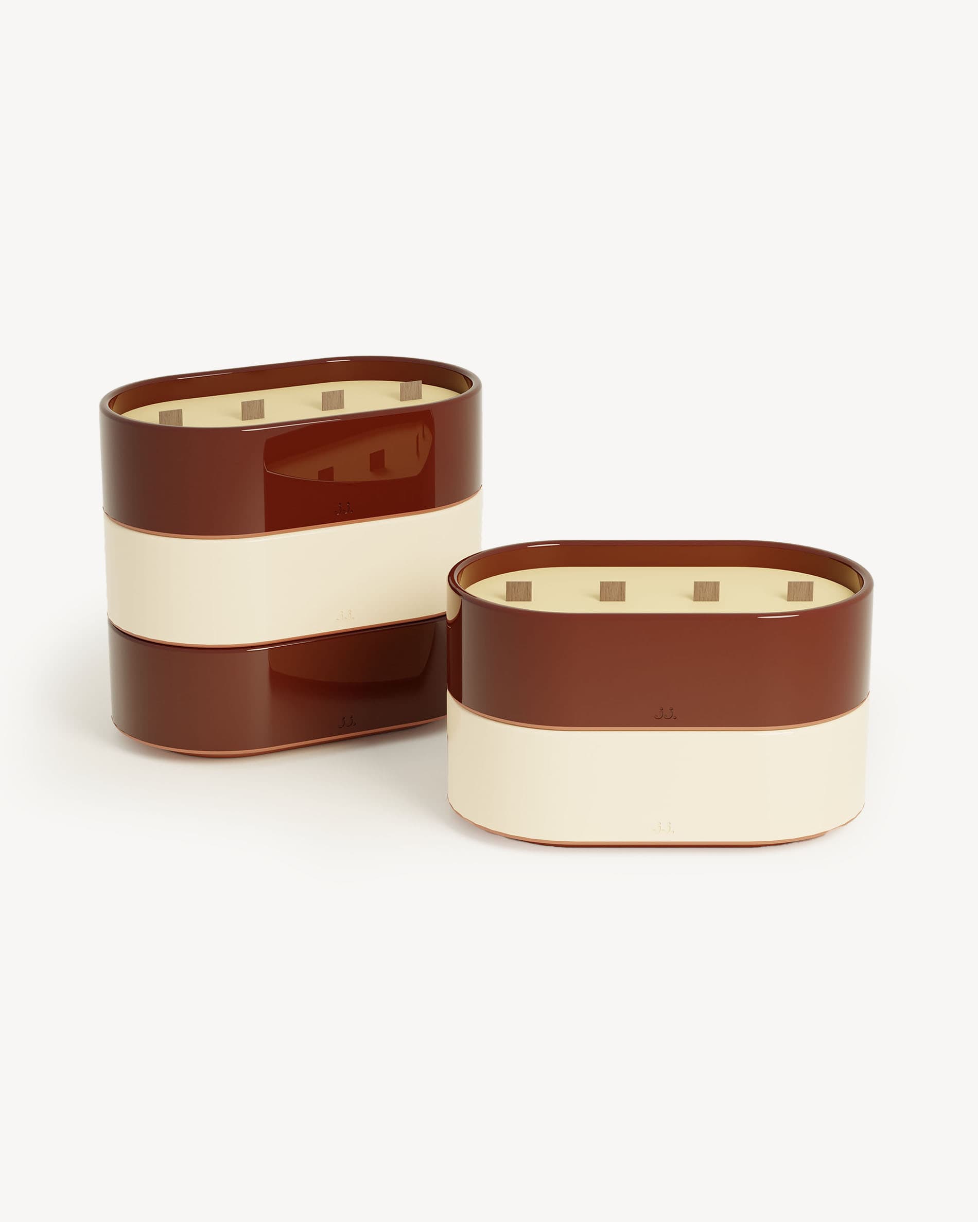 Bougies Totem L en céramique émaillée beige ivoire et rouge oxyde, parfumées à la citronnelle avec notes de citron et de géranium.