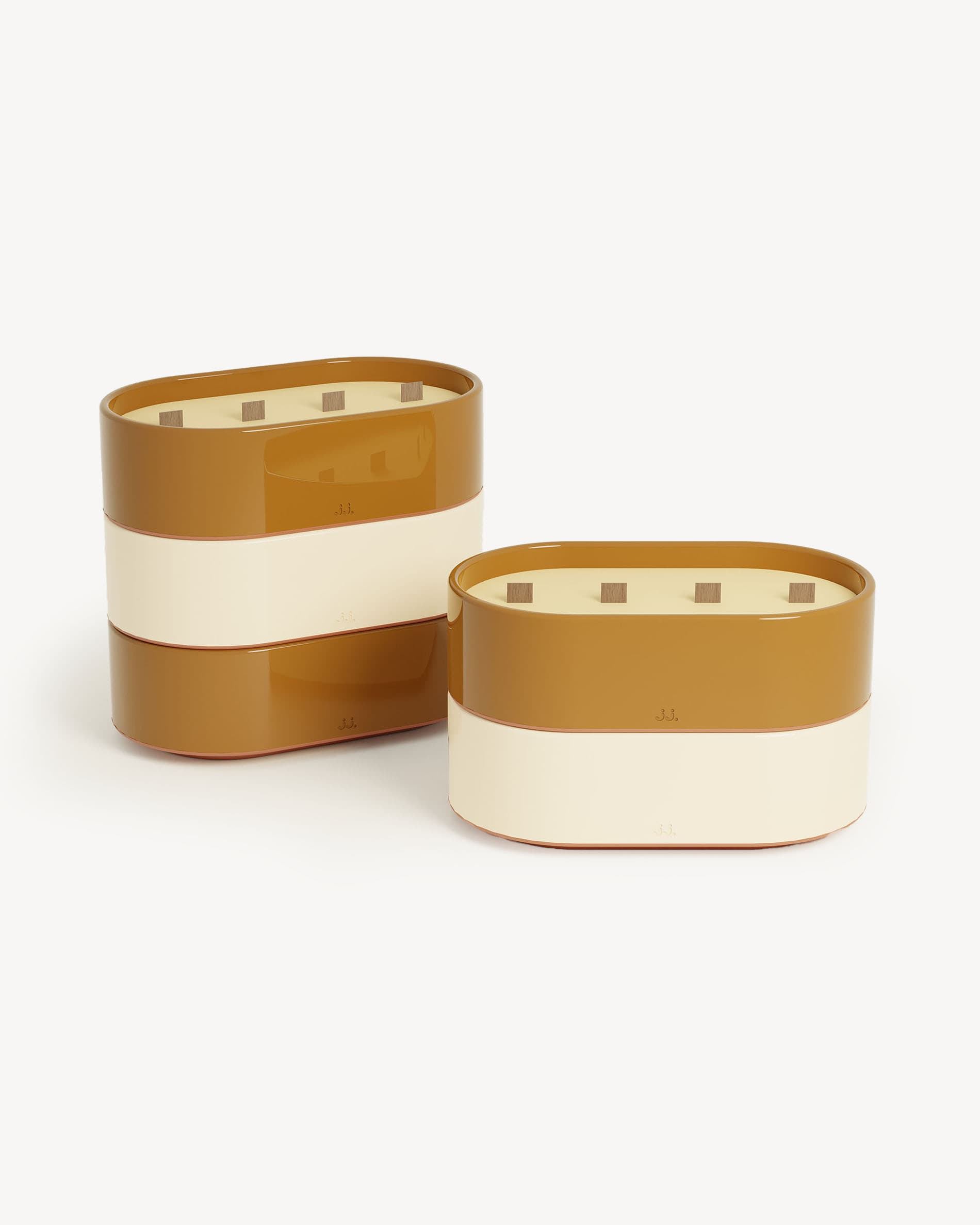 Bougies Totem L en céramique émaillée beige ivoire et brun terre de sienne, parfumées à la citronnelle avec notes de citron et de fleur d’oranger.