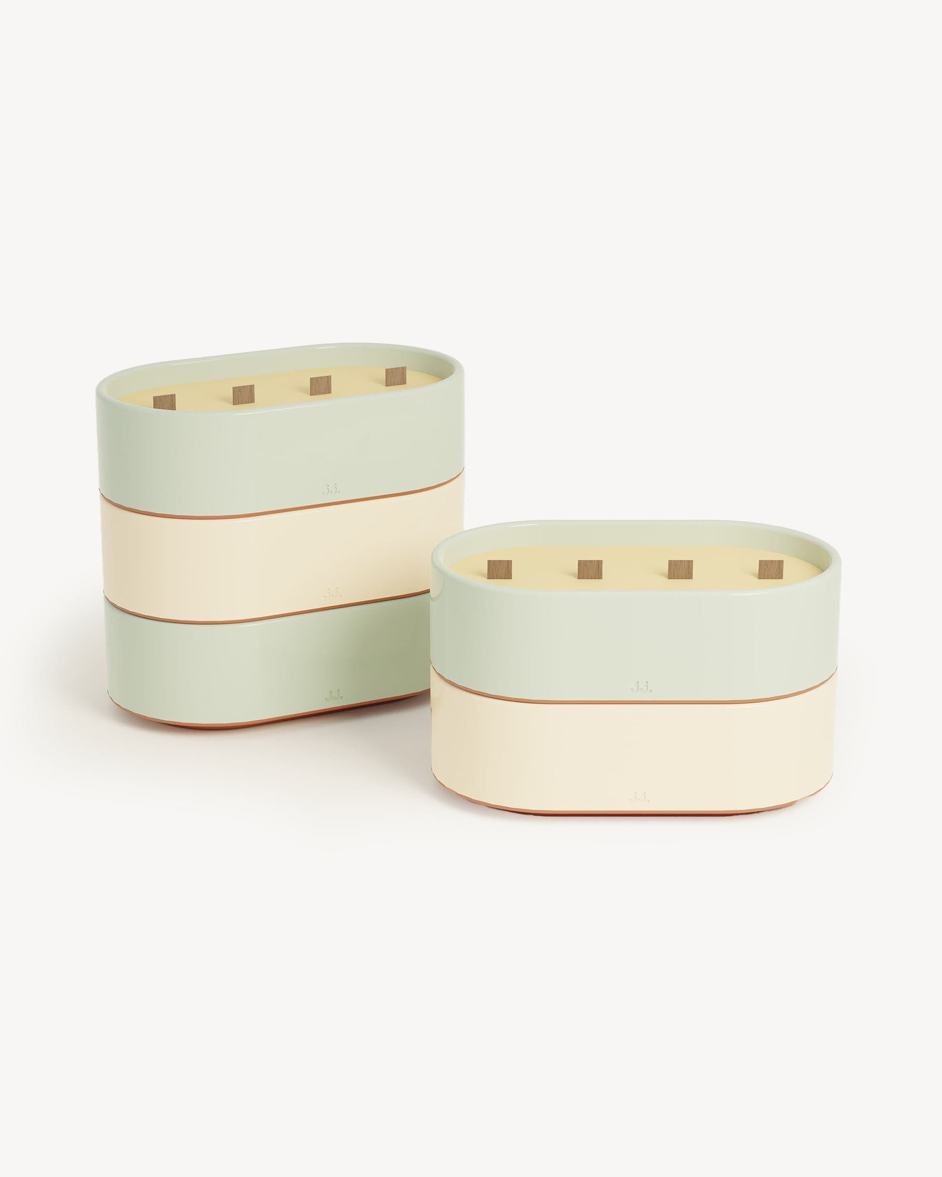 Bougies Totem L en céramique émaillée beige ivoire et vert d’eau, parfumées à la citronnelle avec notes de citron et d’eucalyptus.