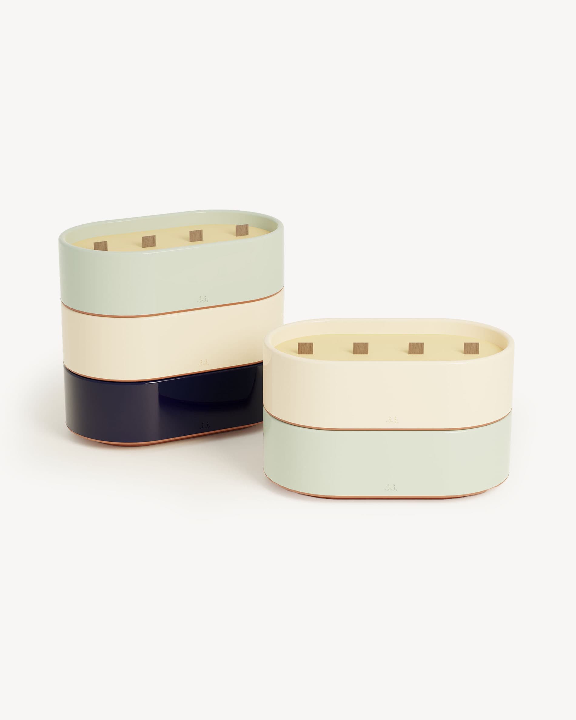 Bougies Totem L en céramique émaillée beige ivoire et vert d’eau, parfumées à la citronnelle avec notes de citron et d’eucalyptus.