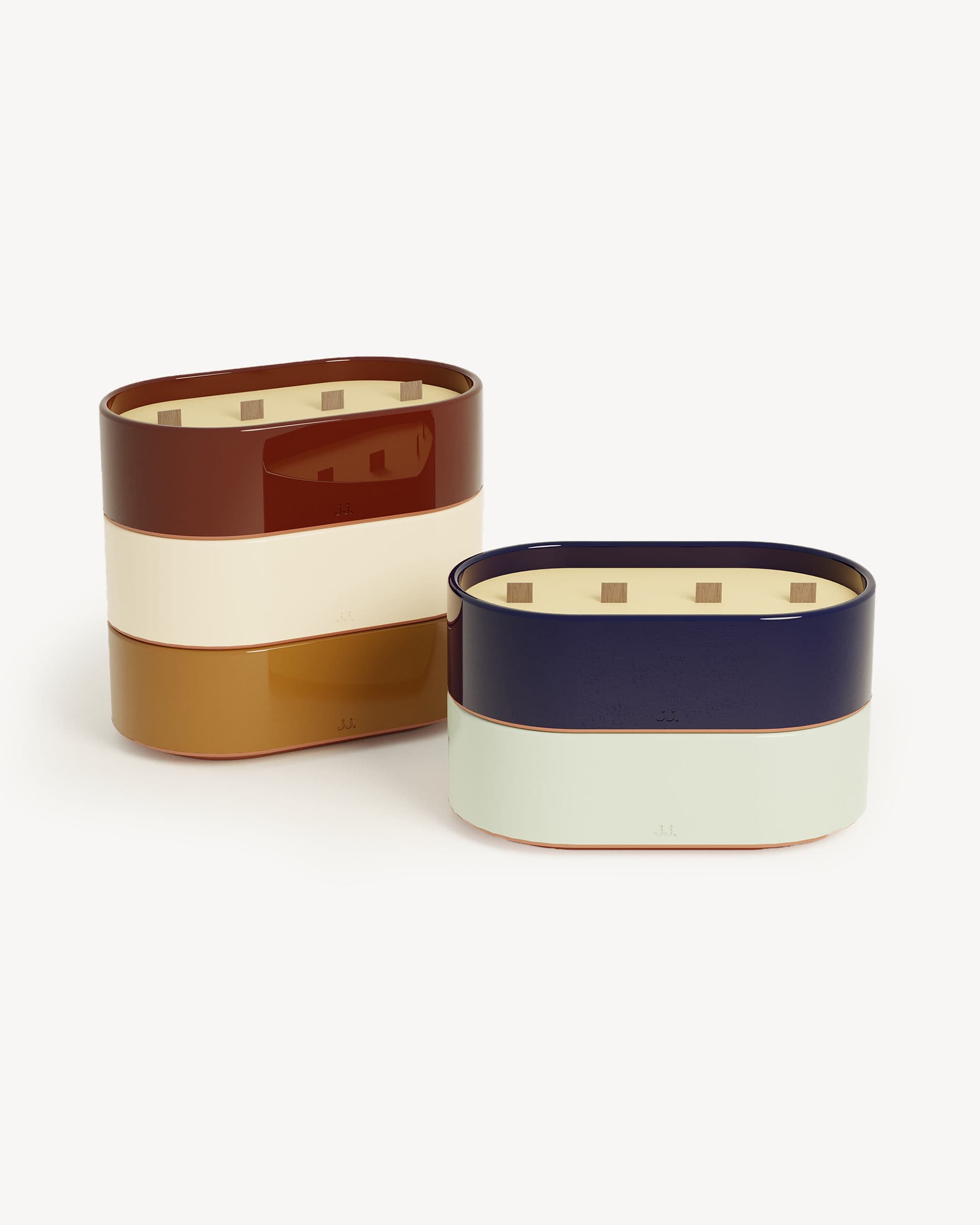 Ensemble de bougies Totem L en céramique émaillée : rouge oxyde – citronnelle & géranium, beige ivoire – citronnelle & citron, brun terre de sienne – citronnelle & fleur d’oranger, bleu marine – citronnelle & sel de mer, vert d’eau – citronnelle & eucalyptus.
