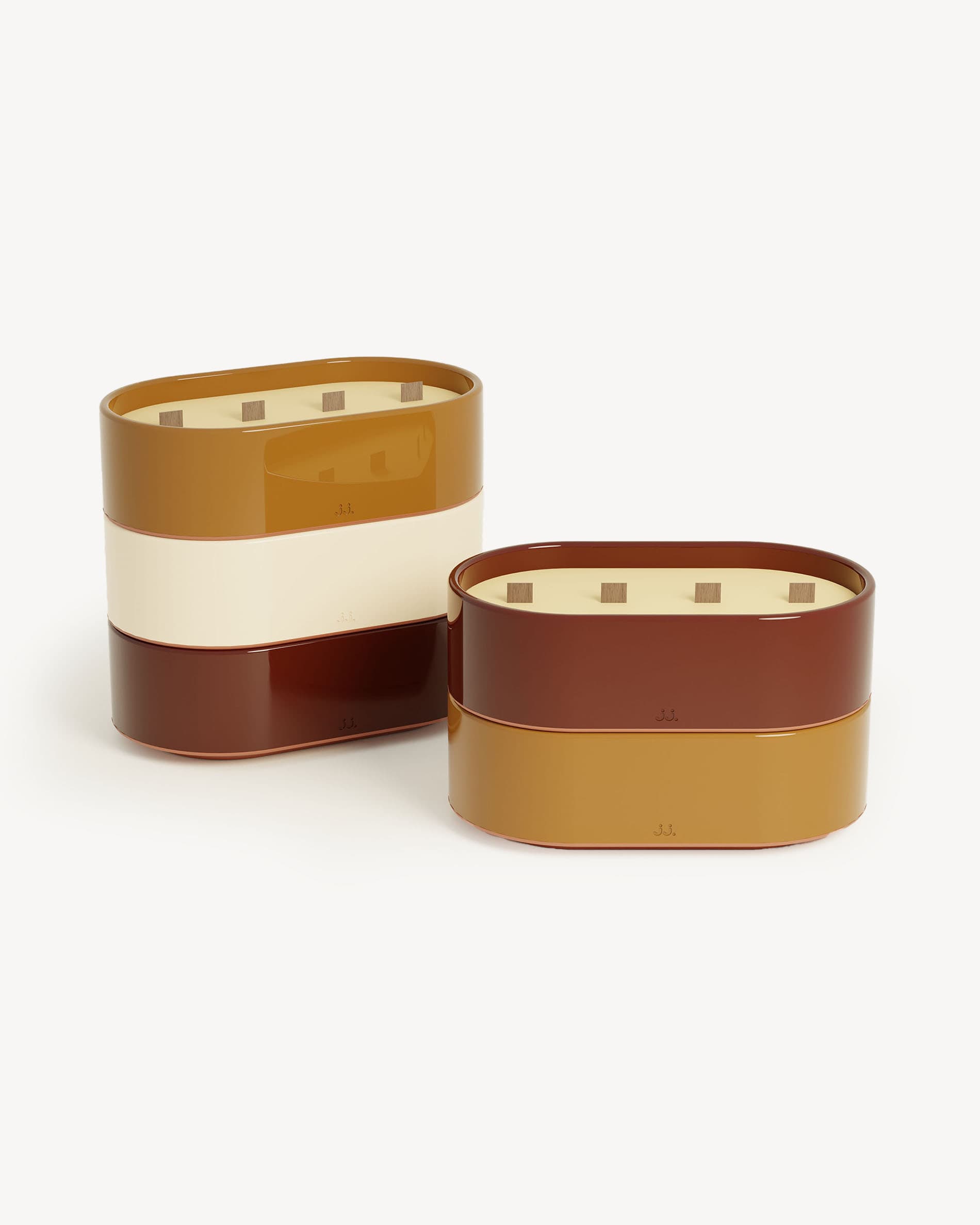 Bougies Totem L aux finitions rouge oxyde et brun terre de sienne, parfumées à la citronnelle avec notes de géranium et de fleur d’oranger.