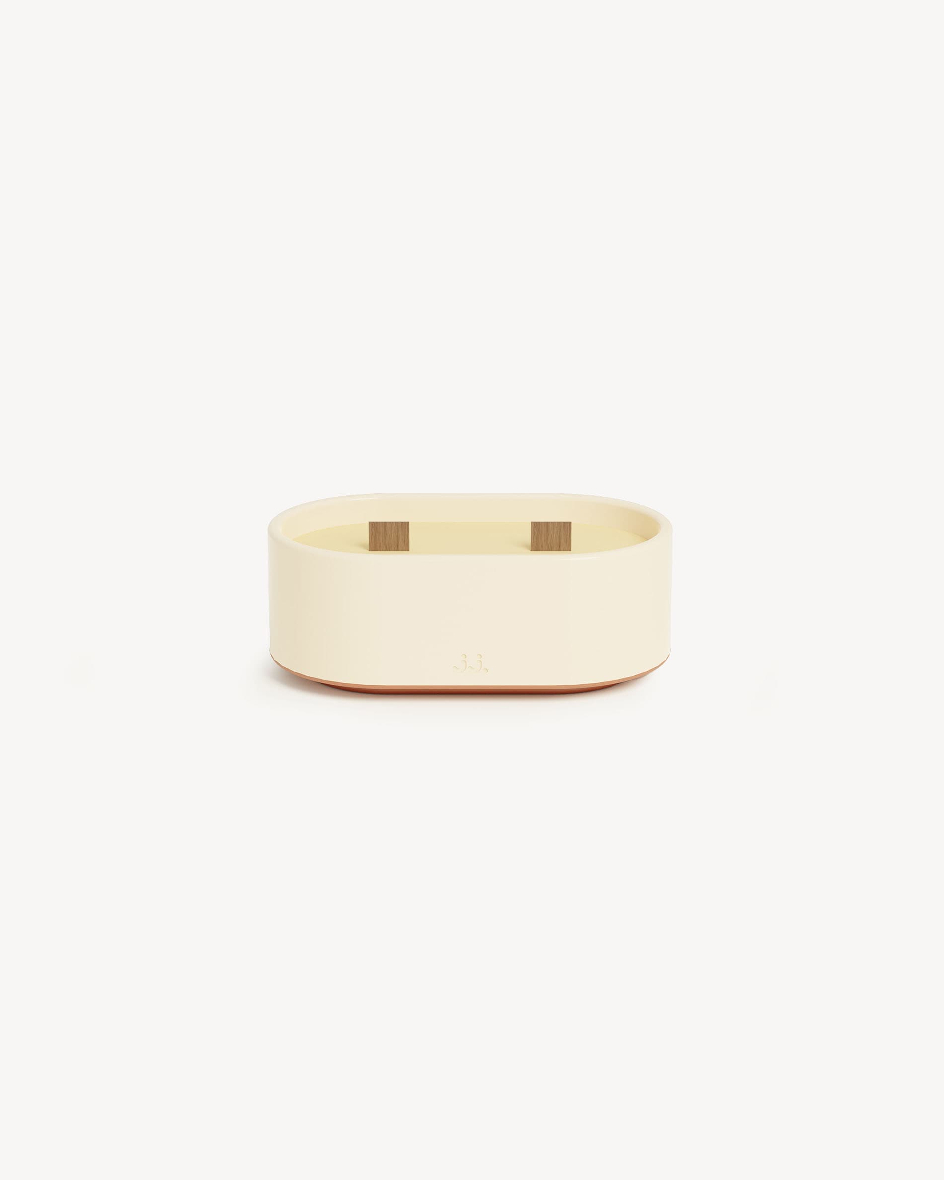 Bougie Totem S en céramique émaillée beige ivoire, parfumée à la citronnelle avec des notes de citron.