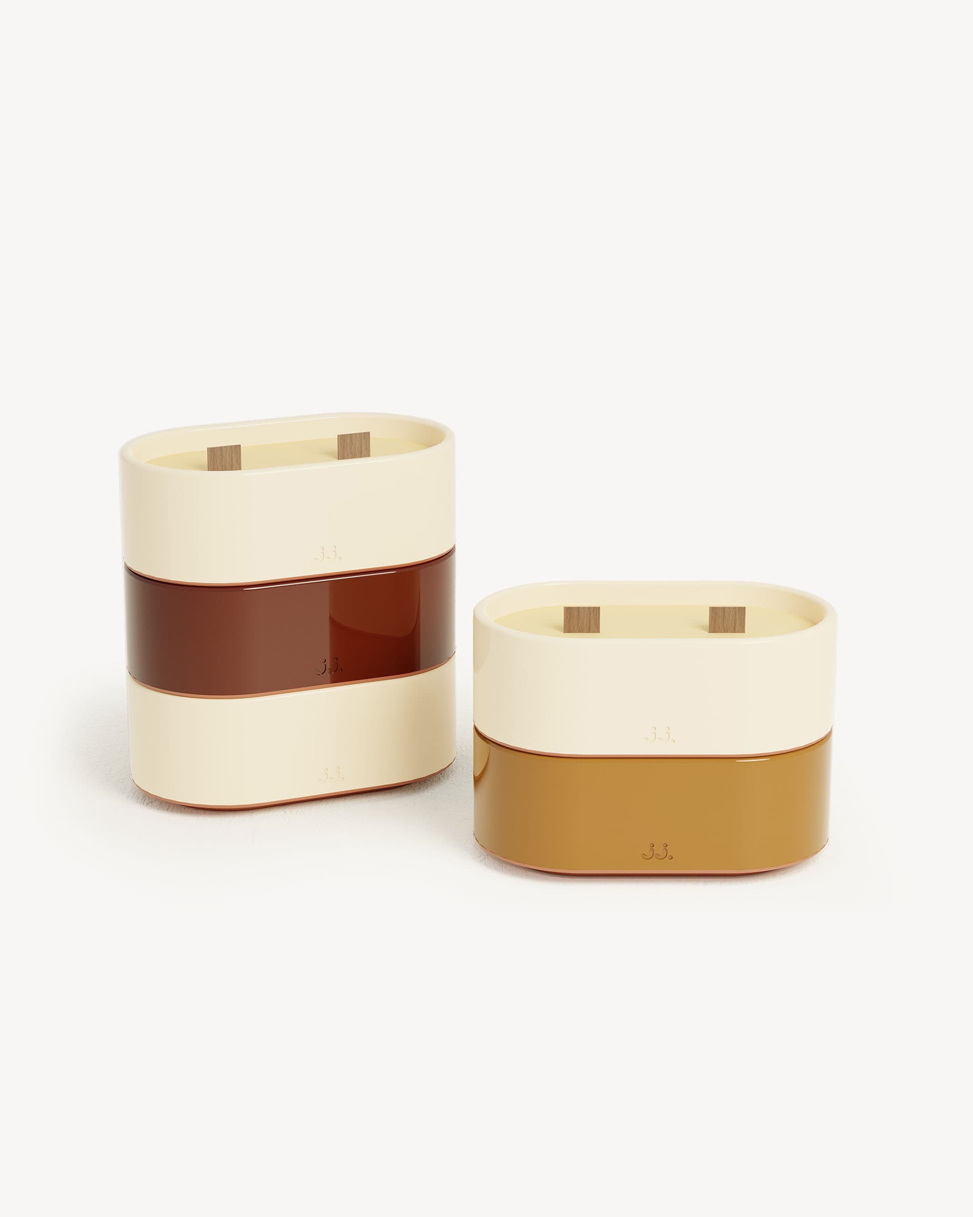 Bougie Totem S en céramique bicolore beige ivoire et rouge oxyde, parfumée à la citronnelle avec des notes de géranium.