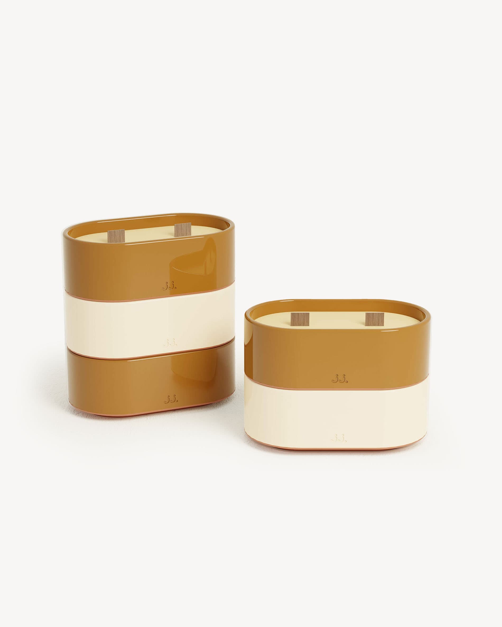 Bougie Totem L en céramique beige ivoire et brun terre de sienne, parfumée à la citronnelle avec des notes de fleur d’oranger.