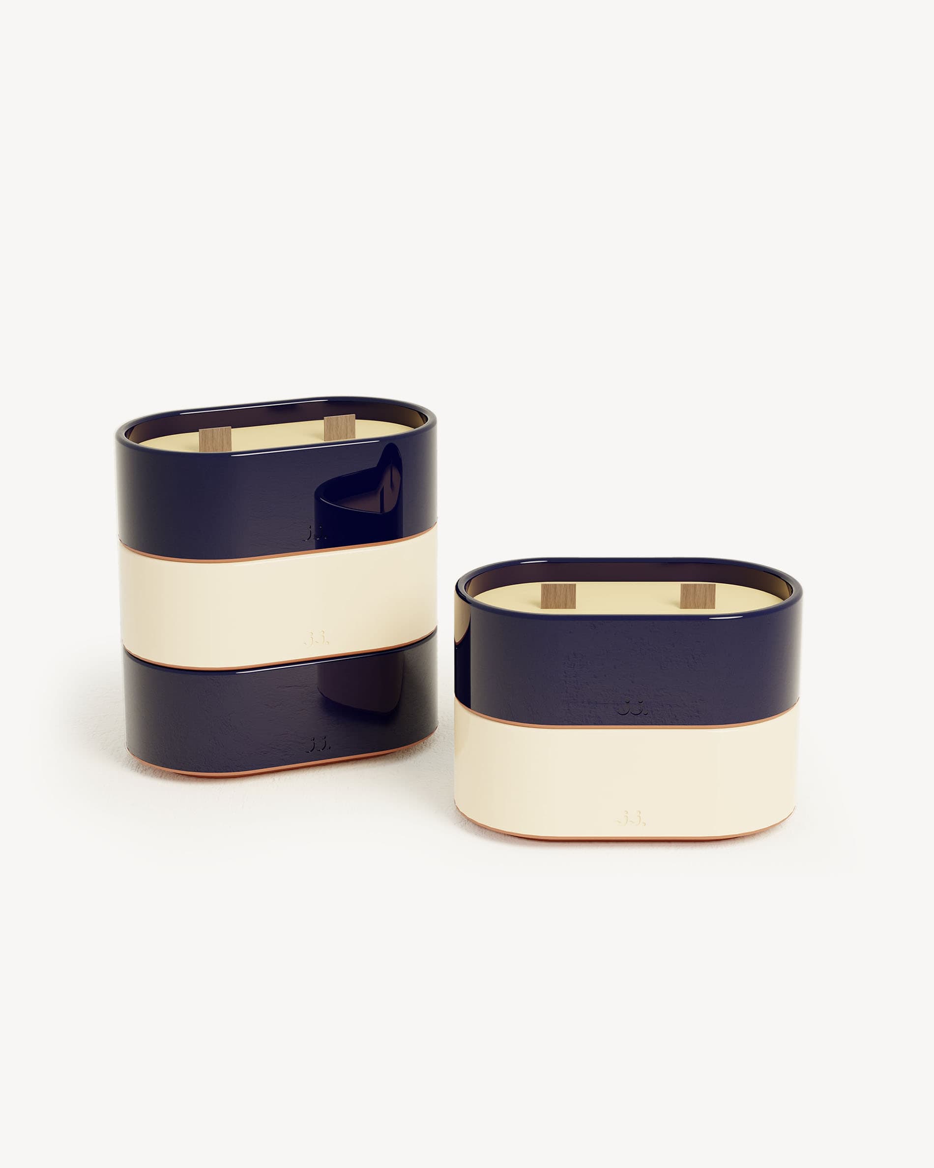 Bougie Totem S en céramique bicolore beige ivoire et bleu marine, parfumée à la citronnelle avec des notes de citron et de sel de mer.