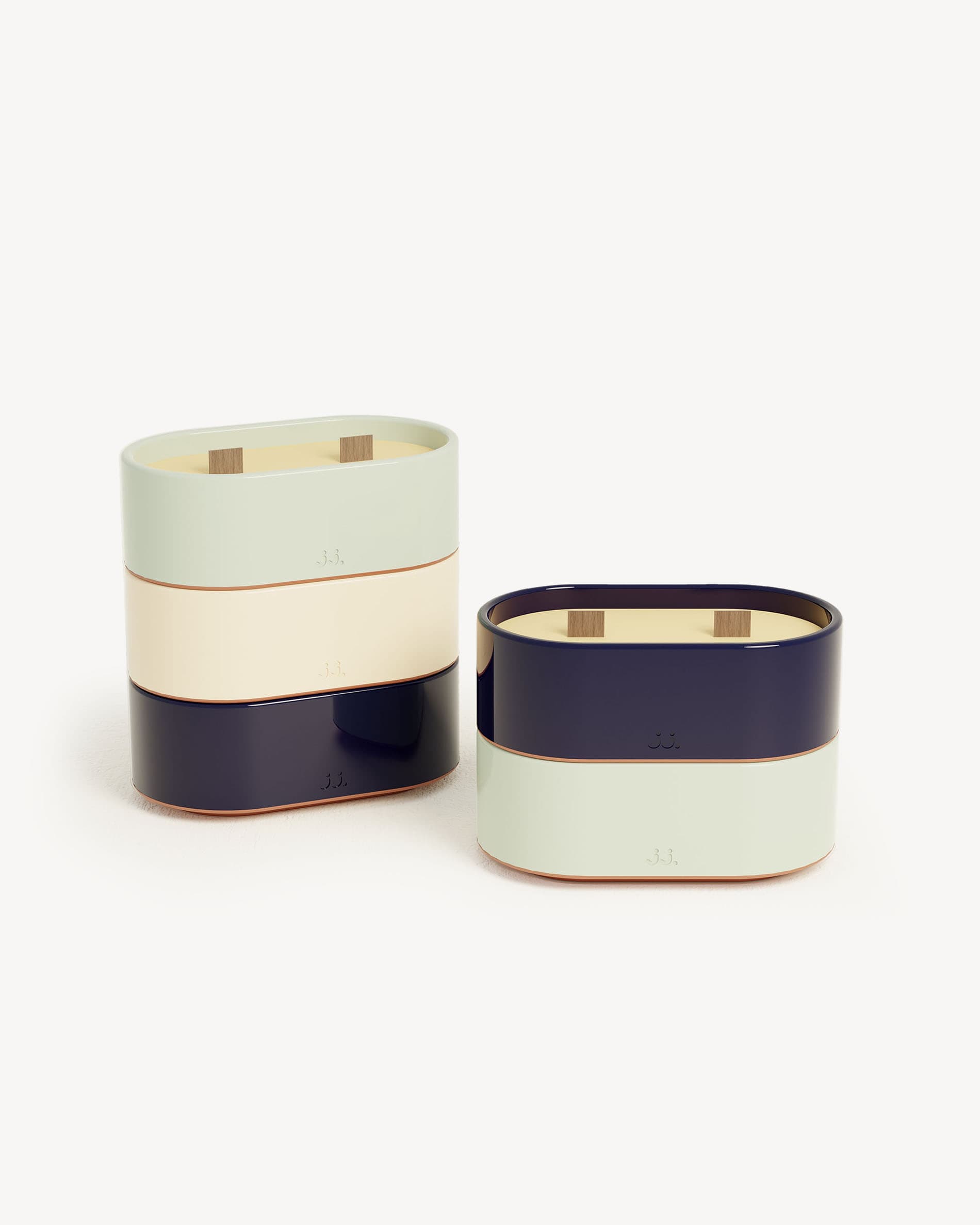 ougies Totem S en céramique vert d’eau et bleu marine, parfumées à la citronnelle avec des notes d’eucalyptus et de sel de mer.