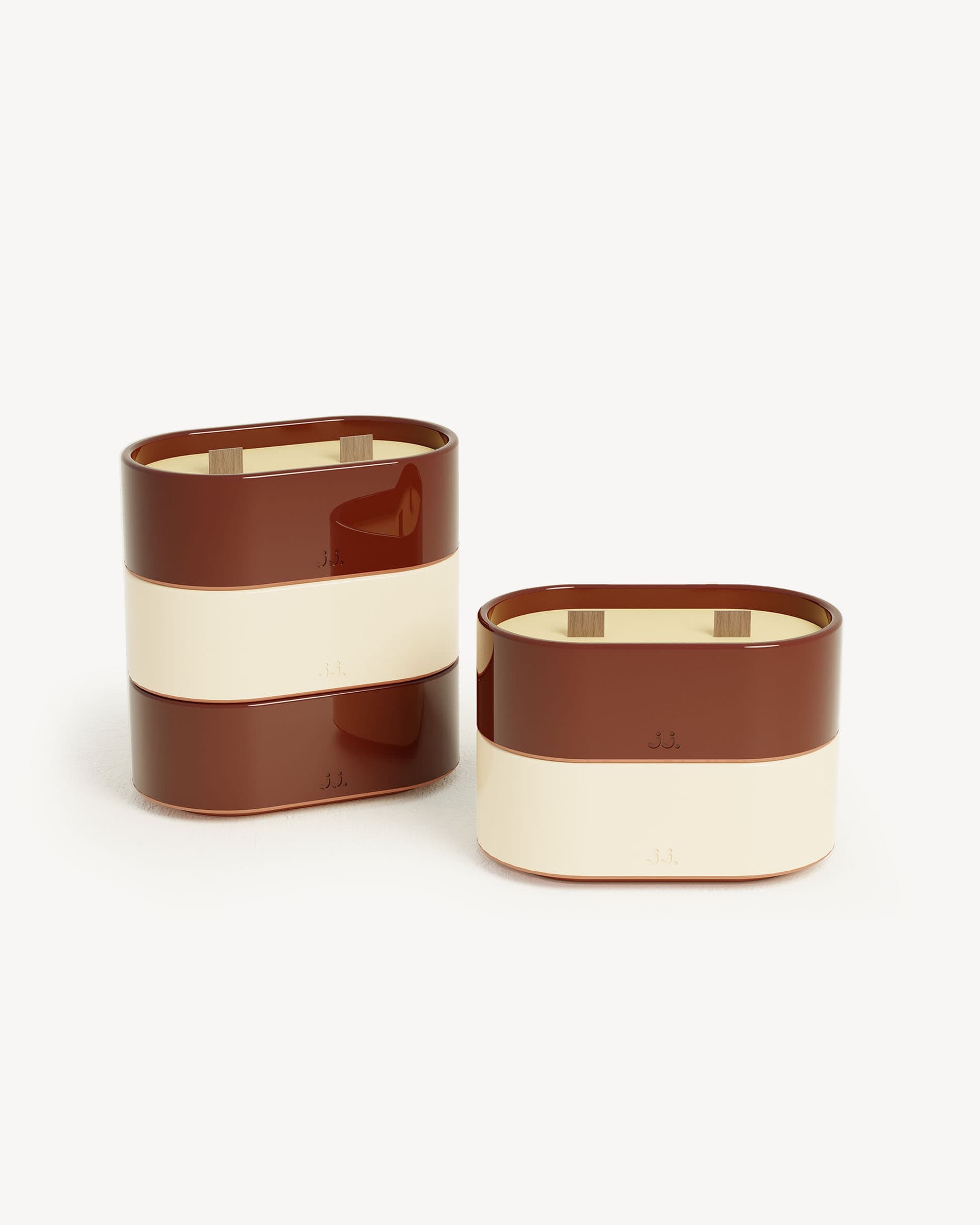 Bougies Totem S en céramique émaillée beige ivoire et rouge oxyde, parfumées à la citronnelle avec notes de citron et de géranium.