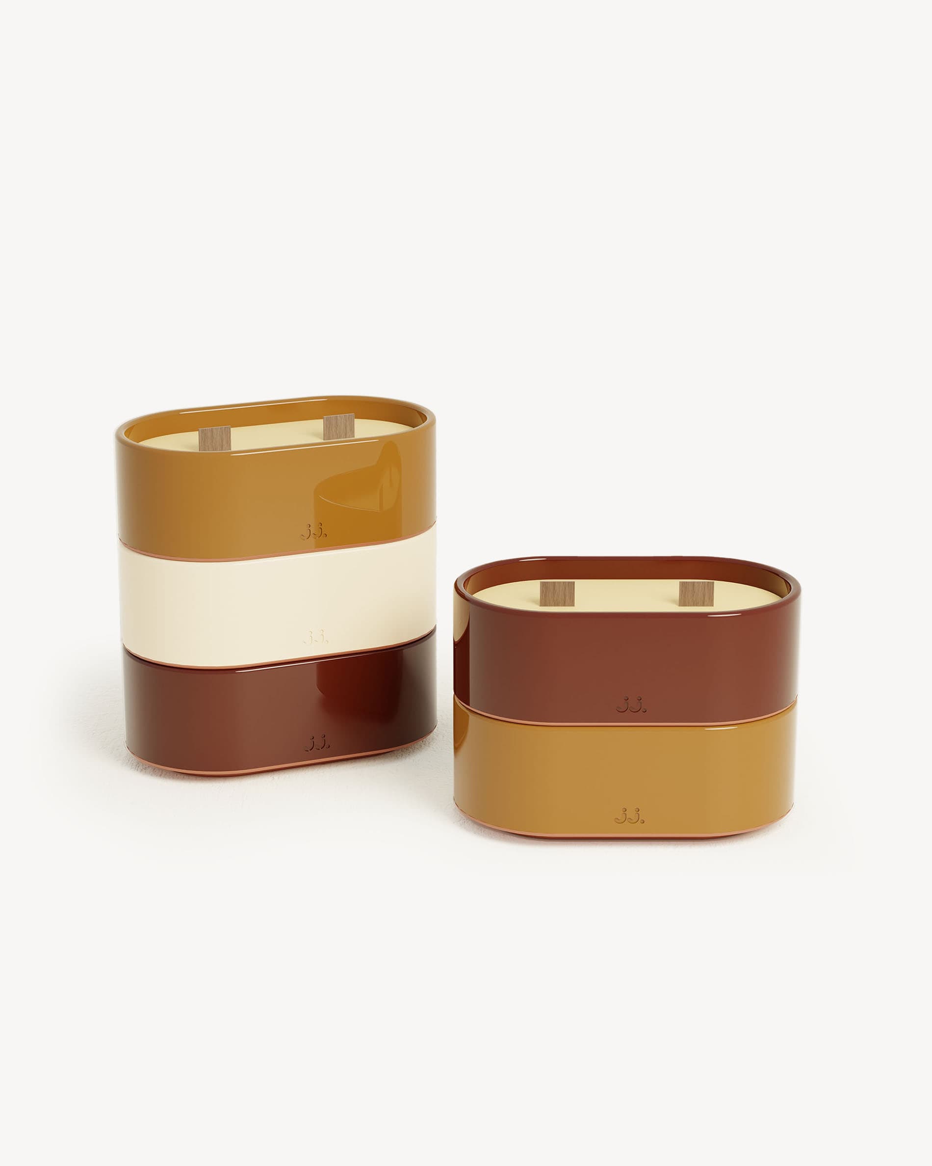 Bougies Totem S aux finitions rouge oxyde et brun terre de sienne, parfumées à la citronnelle avec notes de géranium et de fleur d’oranger.