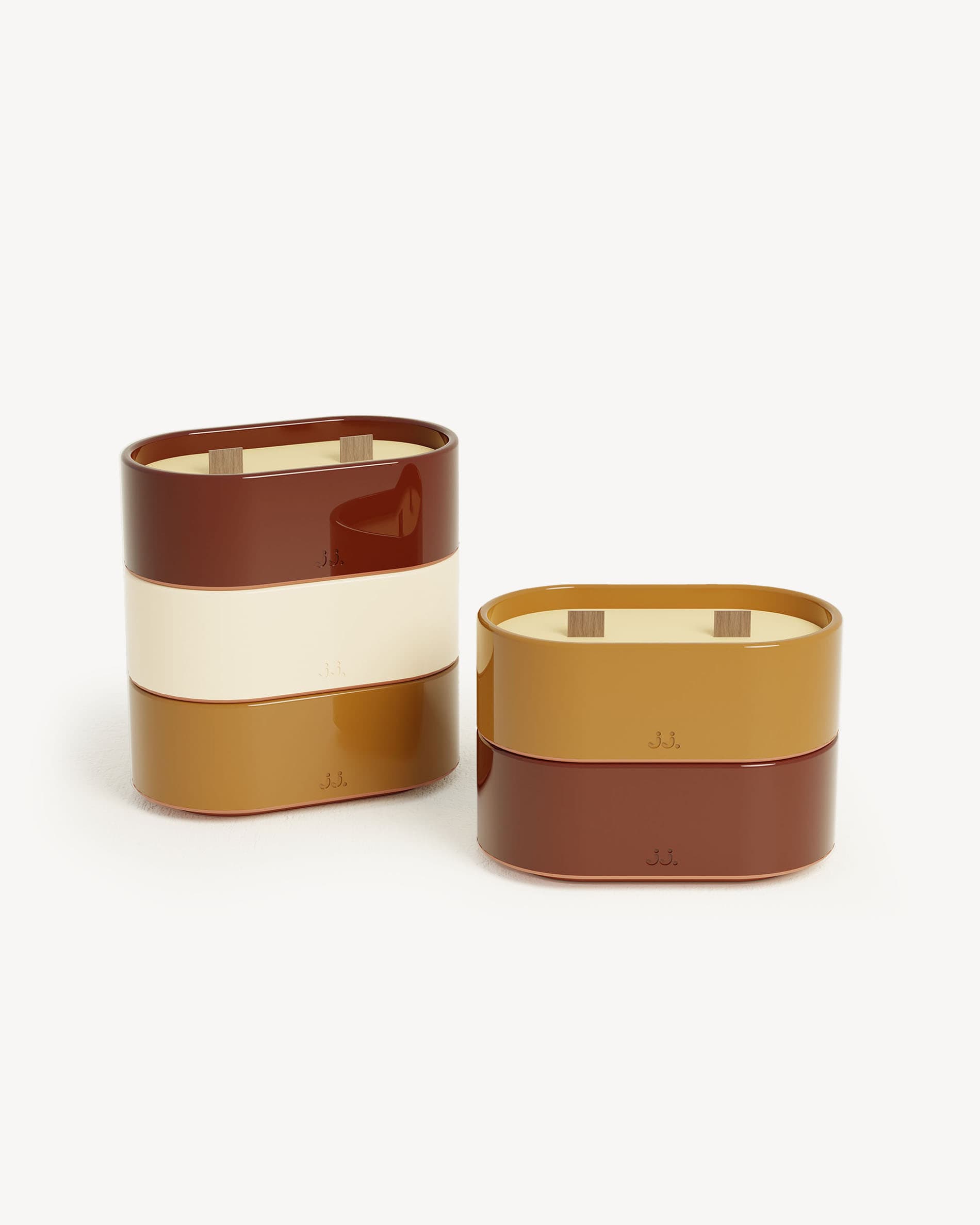 Bougies Totem S aux finitions rouge oxyde et brun terre de sienne, parfumées à la citronnelle avec notes de géranium et de fleur d’oranger.