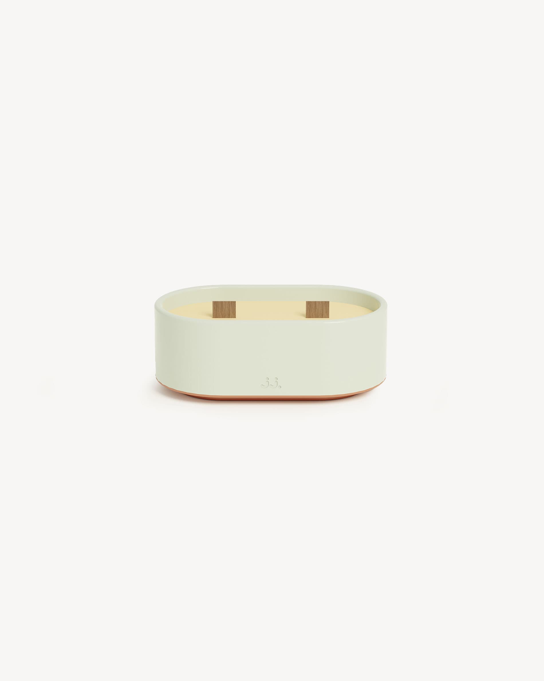 Bougie Totem S en céramique coloris vert d’eau, parfumée à la citronnelle et à l’eucalyptus.