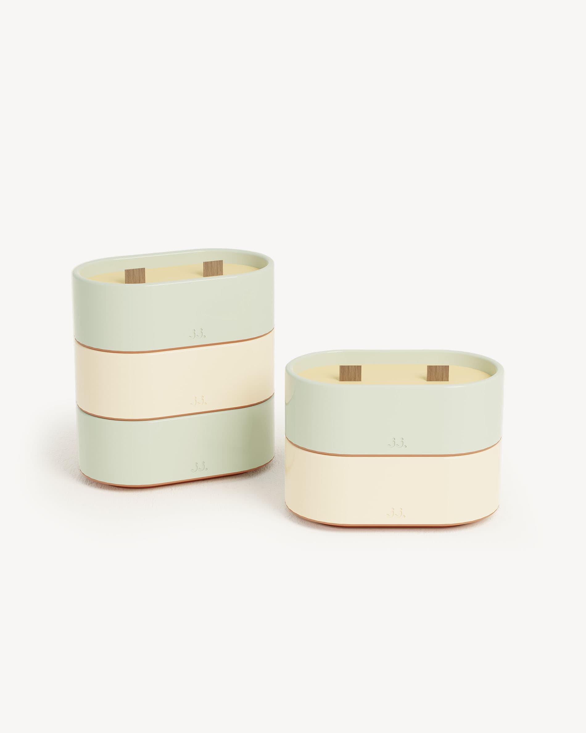 Ensemble de bougies Totem S coloris vert d’eau et beige ivoire, cire parfumée à la citronnelle associée à l’eucalyptus et au citron.