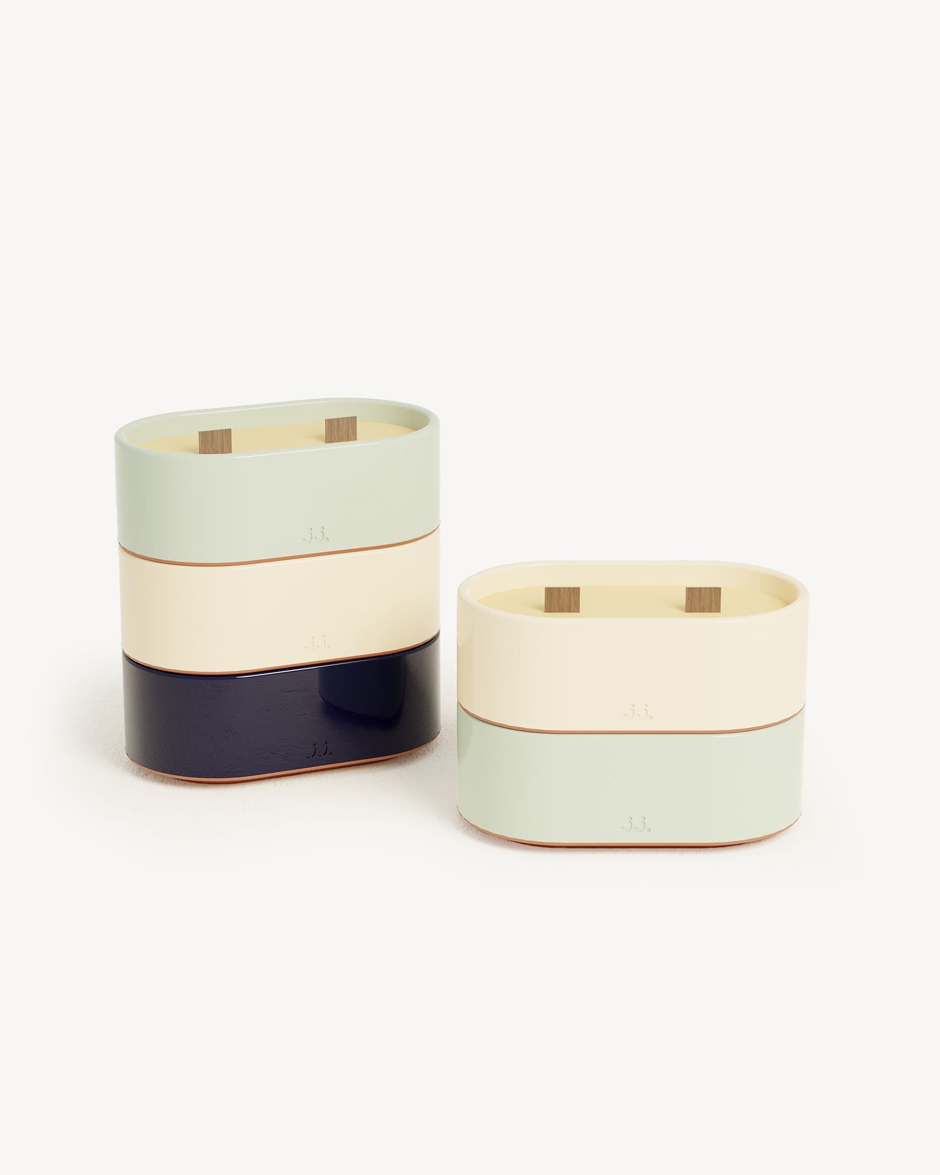 Ensemble de bougies Totem S coloris vert d’eau et beige ivoire, cire parfumée à la citronnelle associée à l’eucalyptus et au citron.