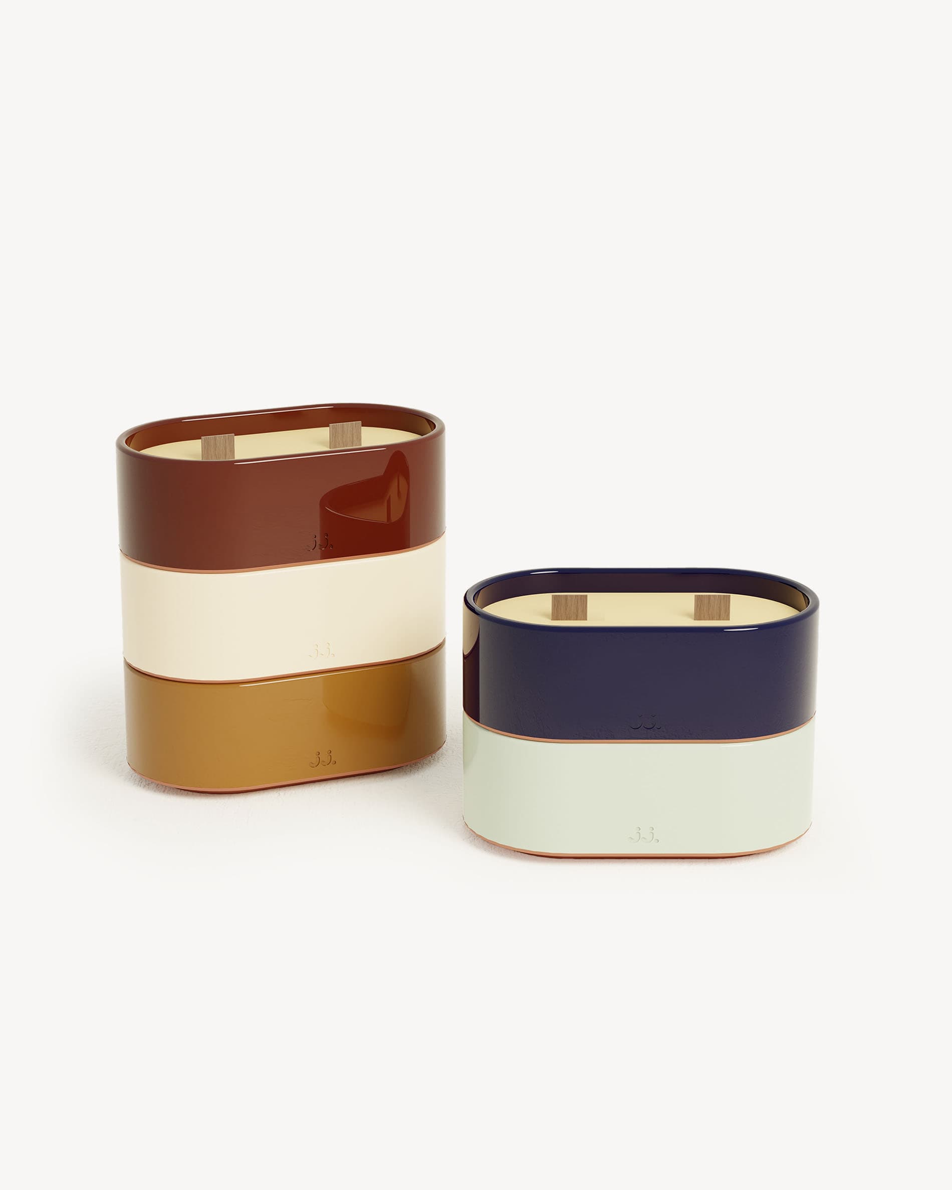 Ensemble de bougies Totem S en céramique multicolore : vert d’eau citronnelle & eucalyptus, bleu marine citronnelle & sel de mer, rouge oxyde citronnelle & géranium, brun terre de sienne citronnelle & fleur d’oranger, beige ivoire citronnelle & citron.