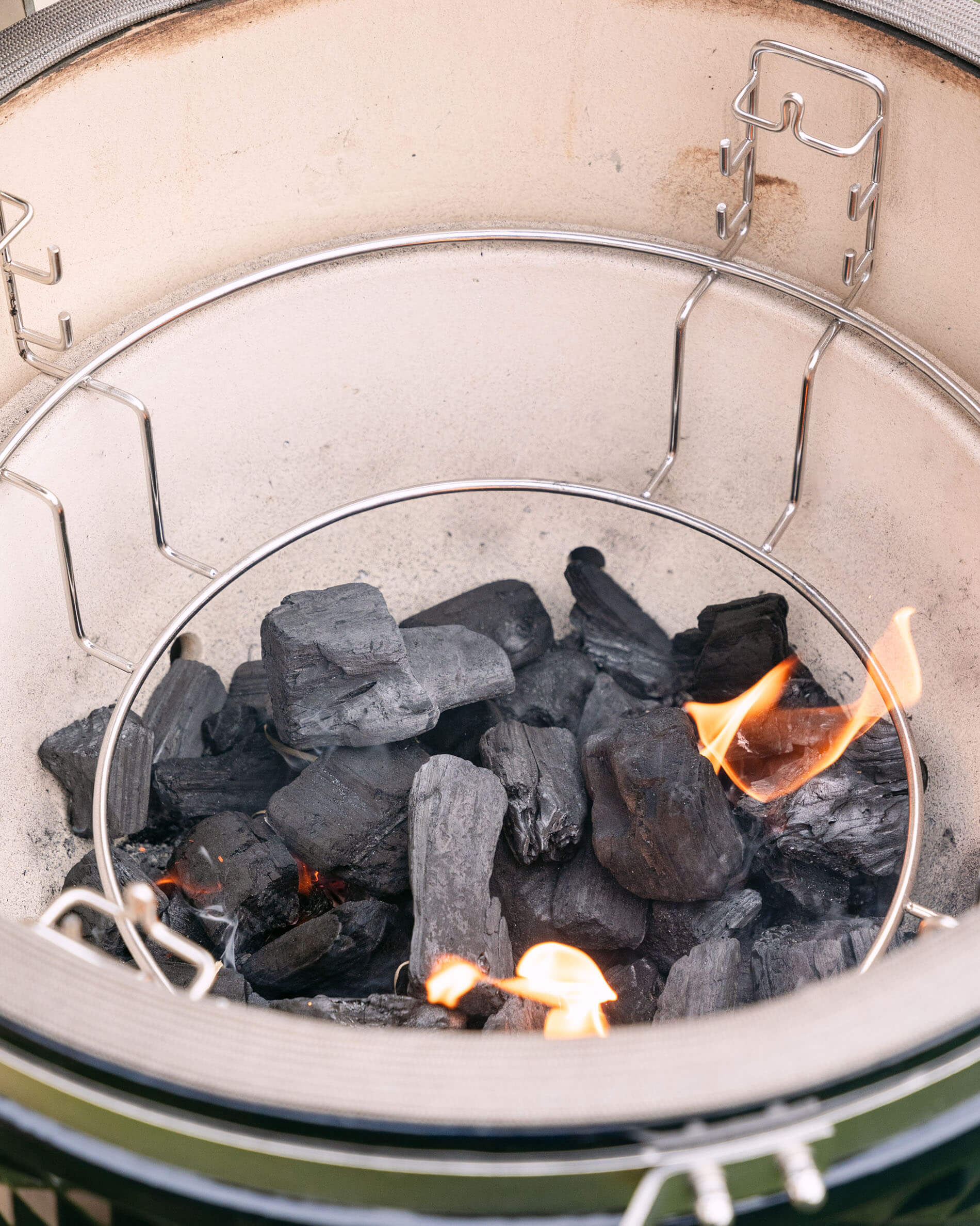 Vue de l’intérieur en céramique du kamado Kokko avec foyer et supports.