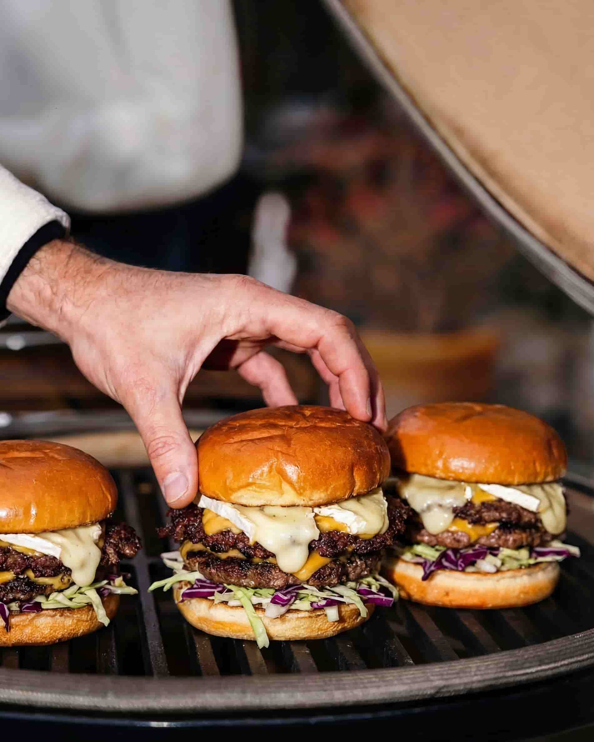Grille en fonte avec hamburgers