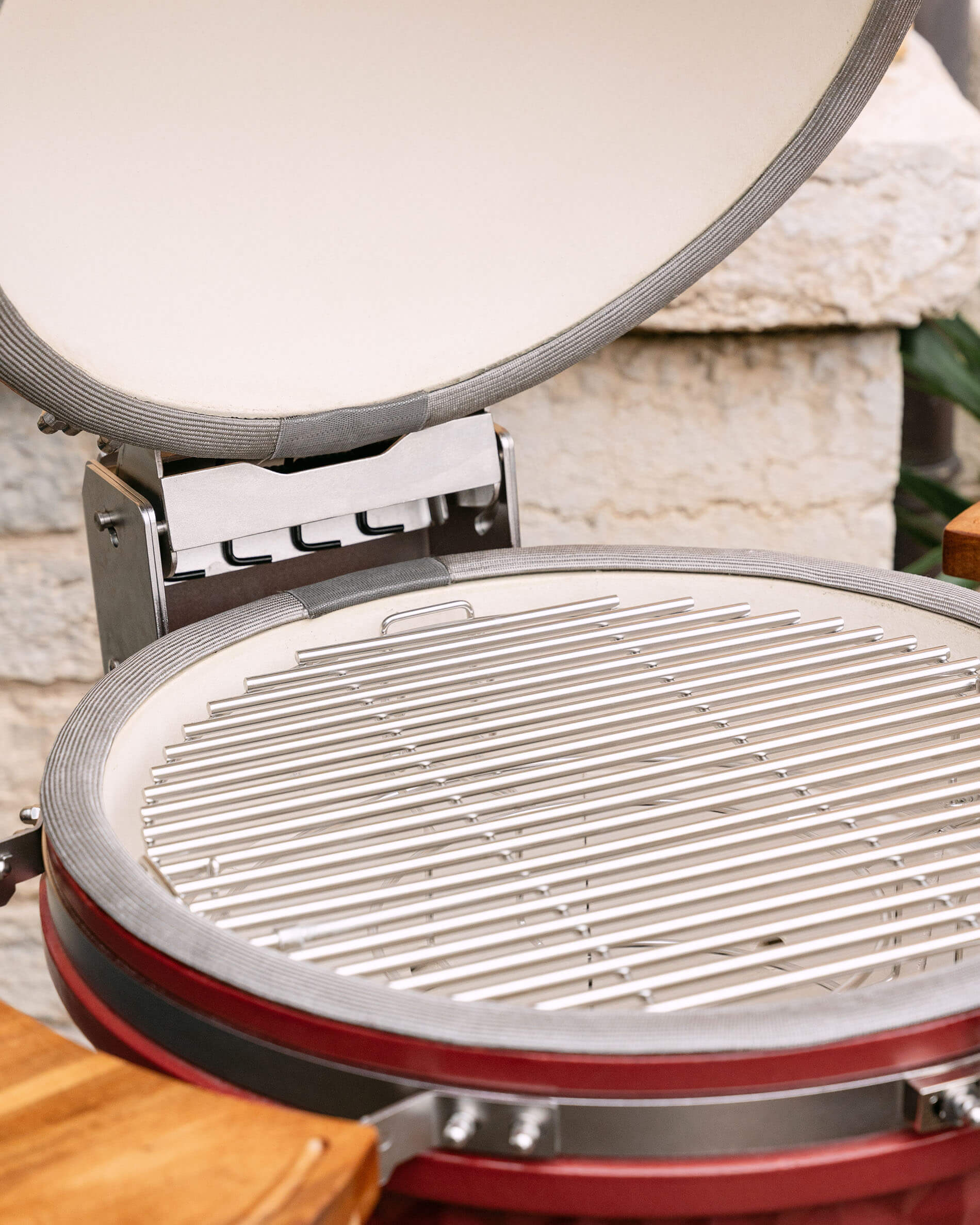 Grille de cuisson en inox installée à l’intérieur d’un kamado Kokko.