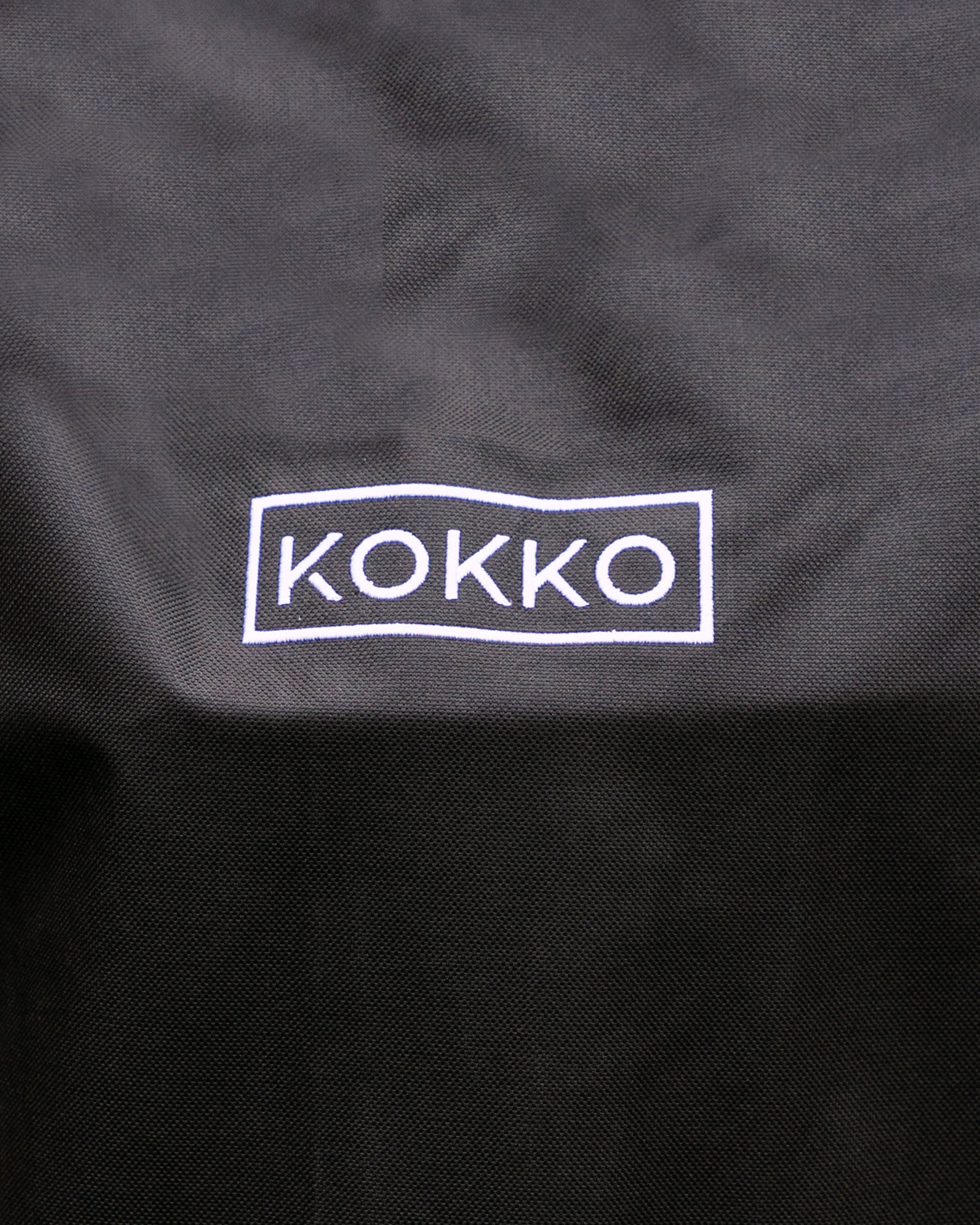Housse de protection noire Kokko avec logo blanc, adaptée aux kamados Kokko.