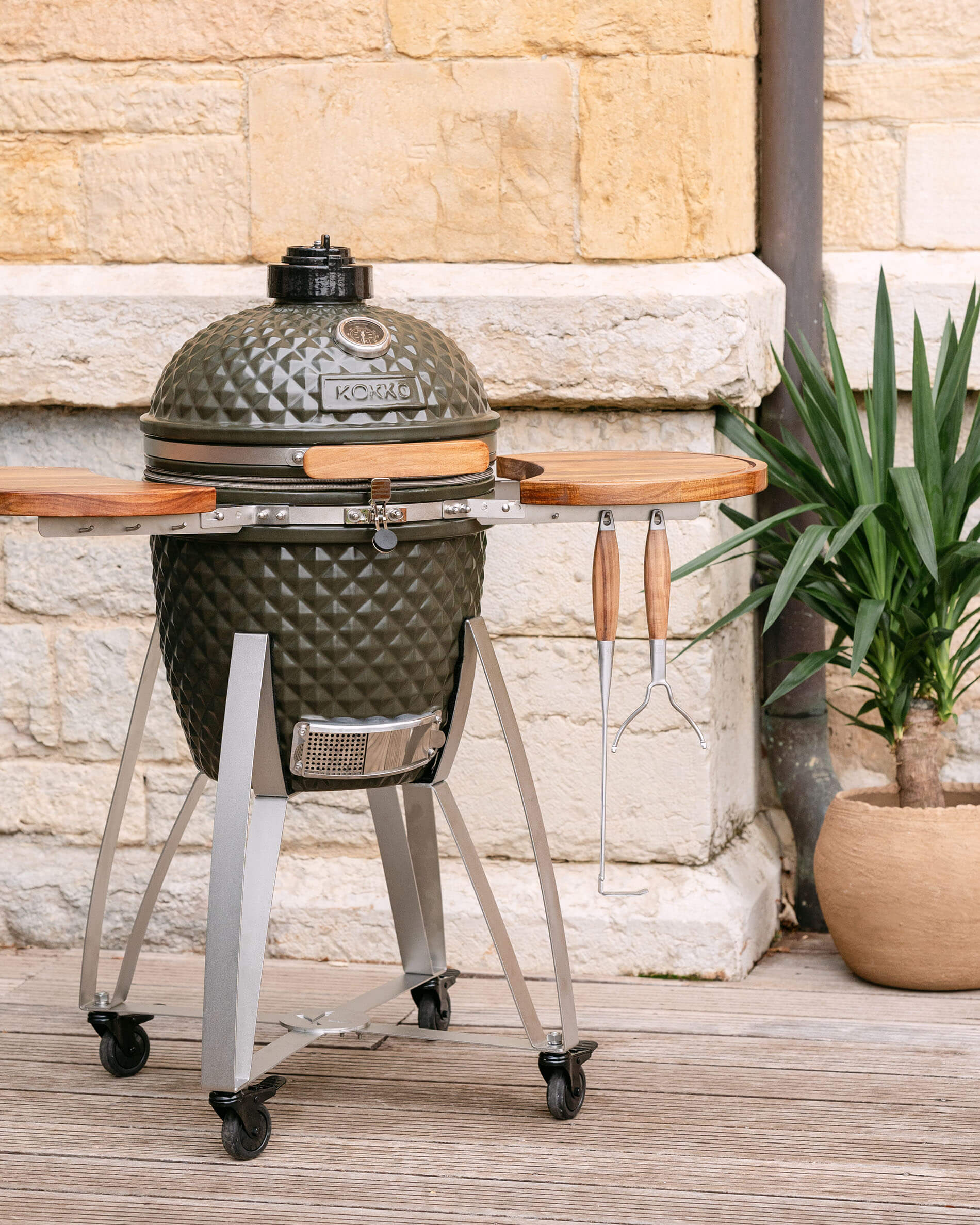 Kamado Kokko L 18 pouces en céramique vert olive installé sur chariot.