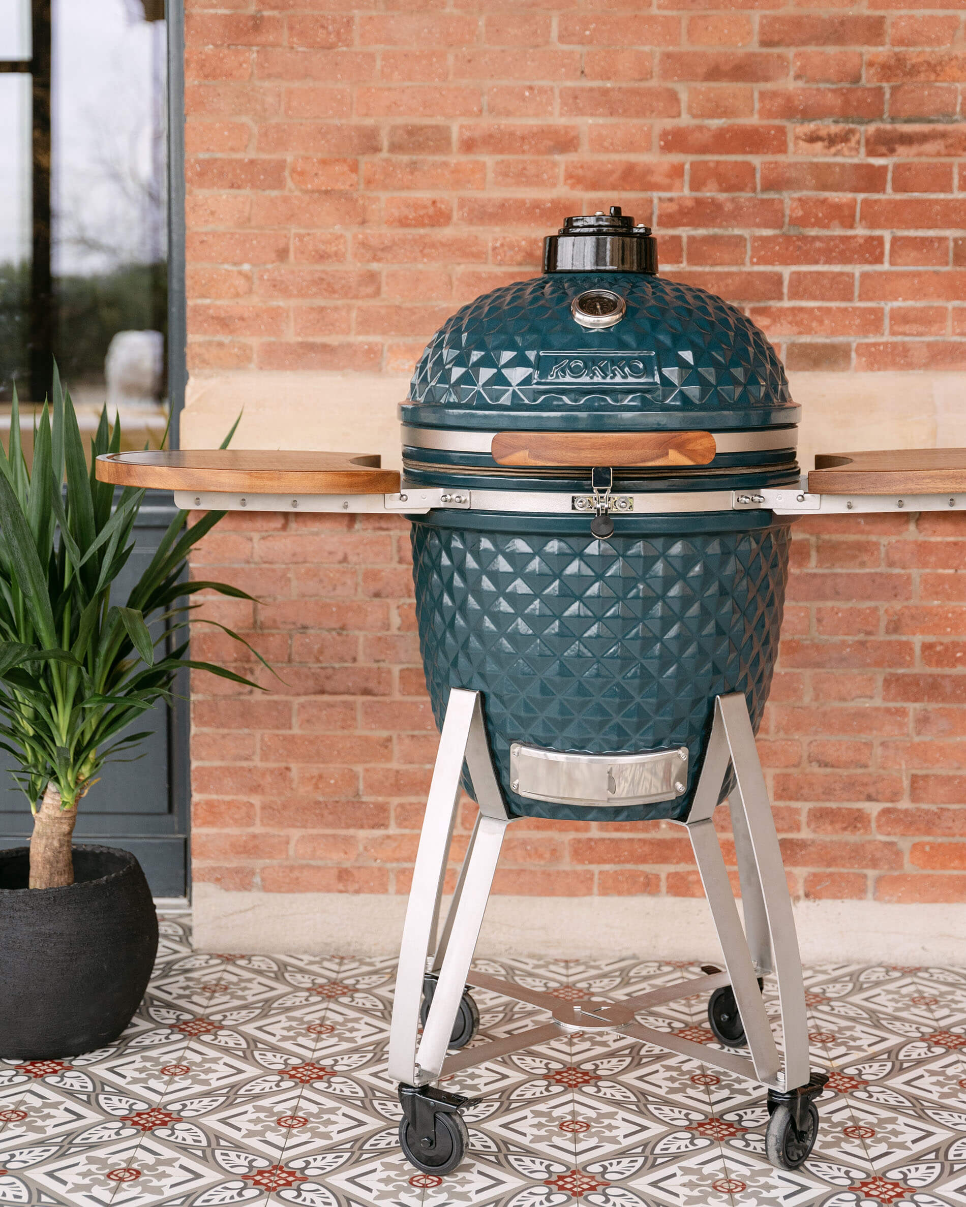 Kamado Kokko XL 22 pouces en céramique bleu océan monté sur chariot.