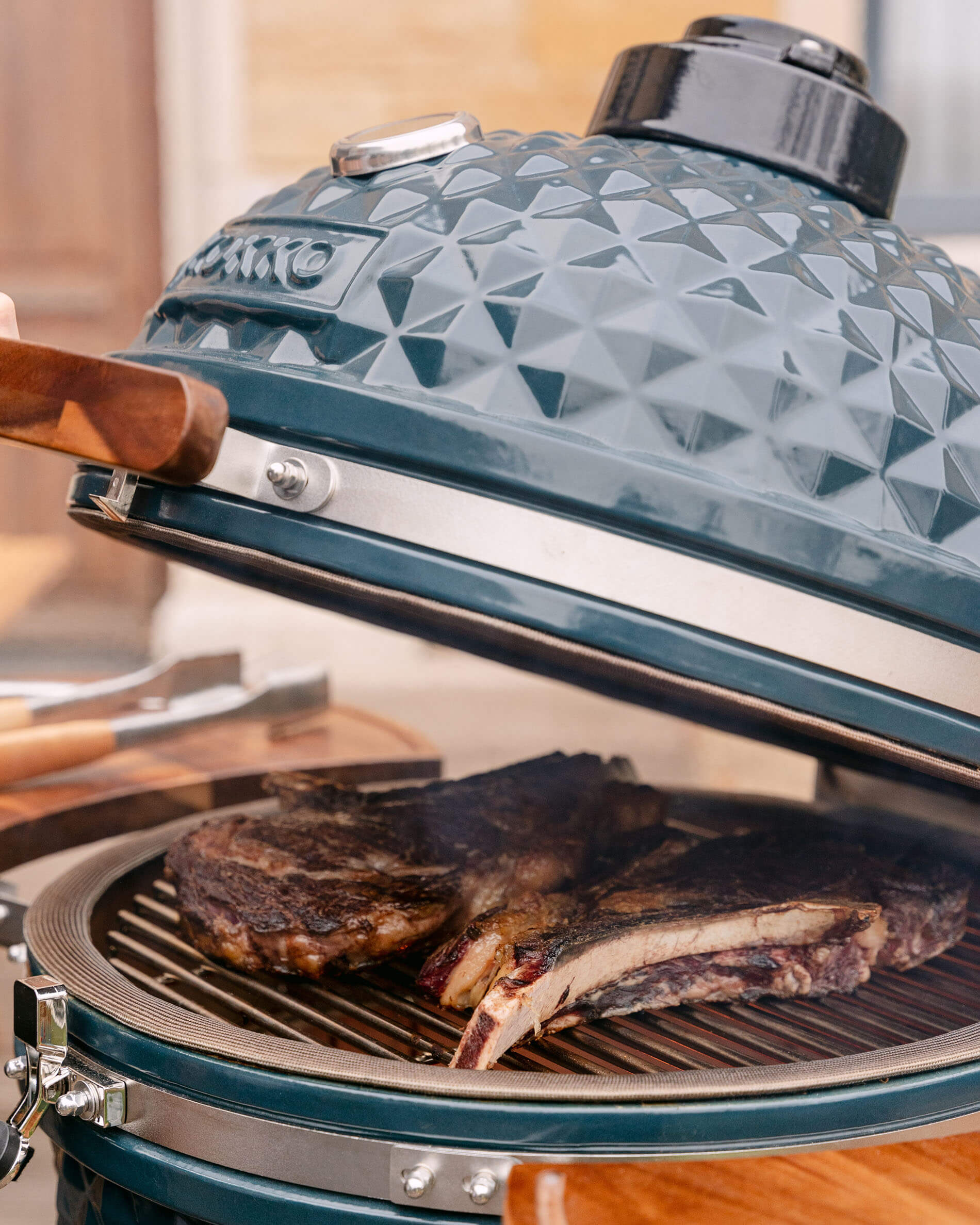 Détail de cuisson sur kamado Kokko L 18 pouces en céramique bleu océan.