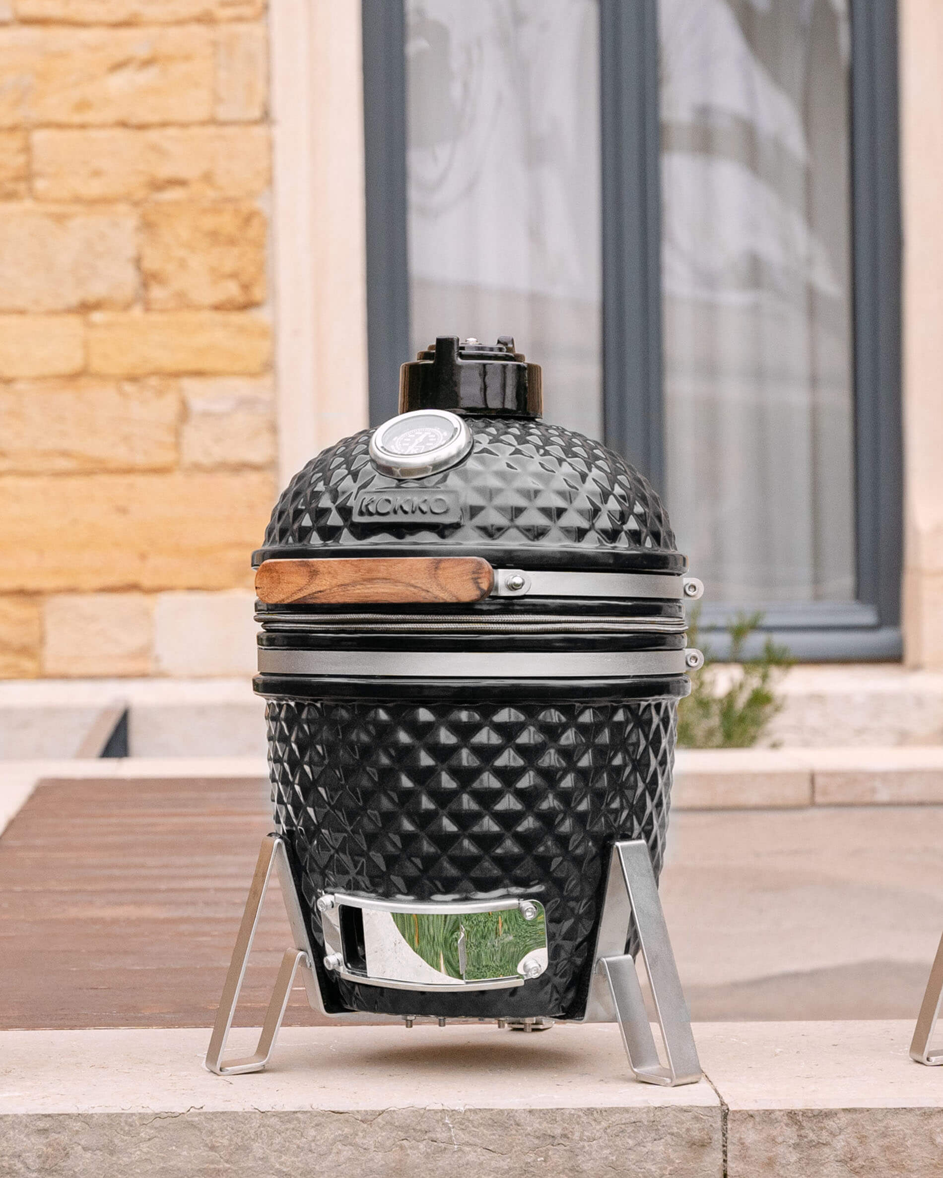 Kamado Little Kokko 13 en céramique noir profond sur son support.