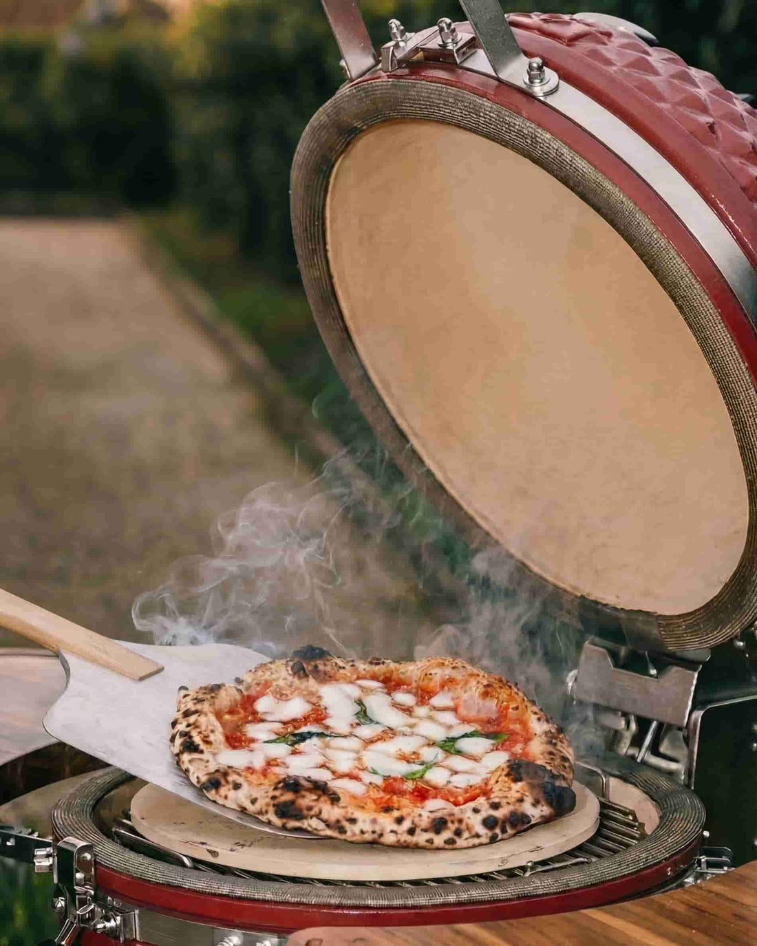 Pelle à pizza en inox et pizzas