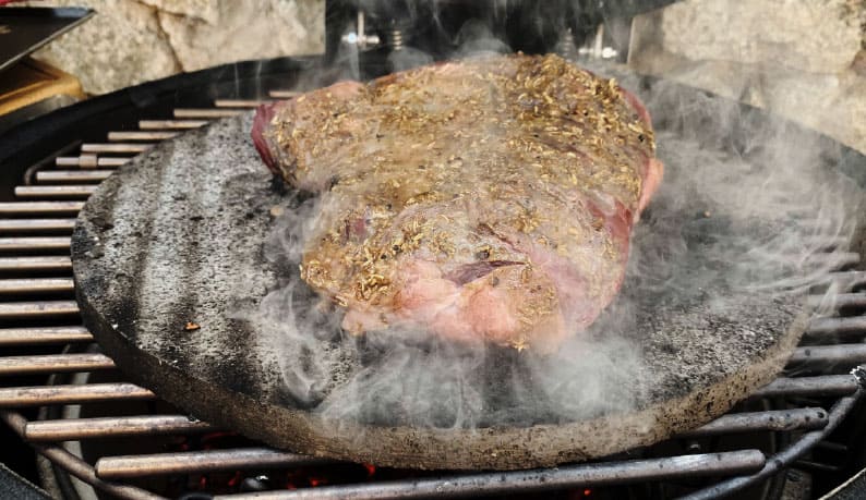 Picanha de boeuf mariné sur pierre de lave