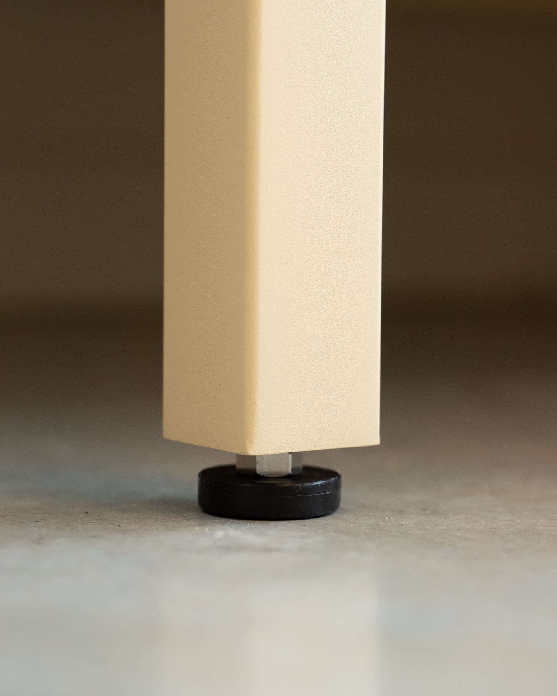 Détail du pied réglable d’une cuisine pilotis, montrant la structure surélevée et le système de mise à niveau du meuble.