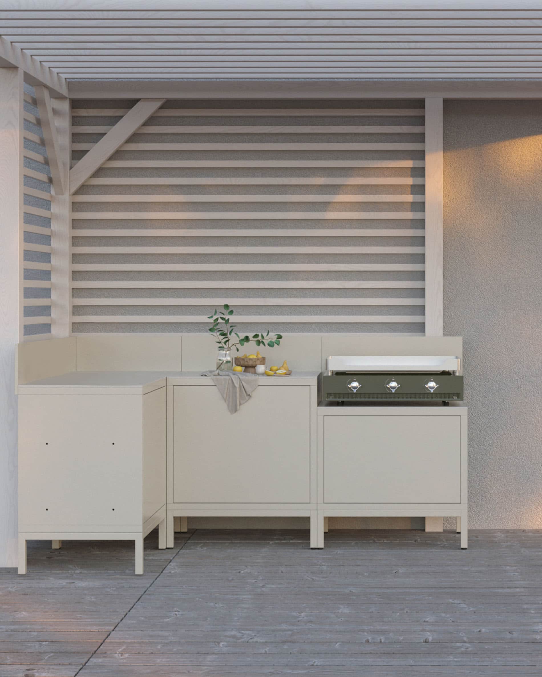 Cuisine extérieure pilotis avec plancha intégrée, meubles coloris crème, rangements fermés et plan de travail clair, installée sous une pergola.
