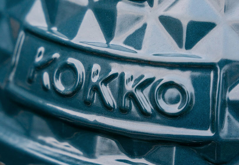 Gros plan sur la céramique texturée bleu océan d’un kamado Kokko, mettant en valeur la qualité des matériaux.