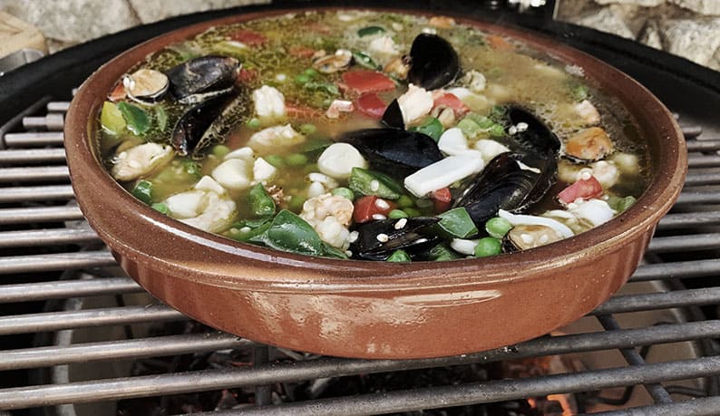 Riz au poisson au feu de bois