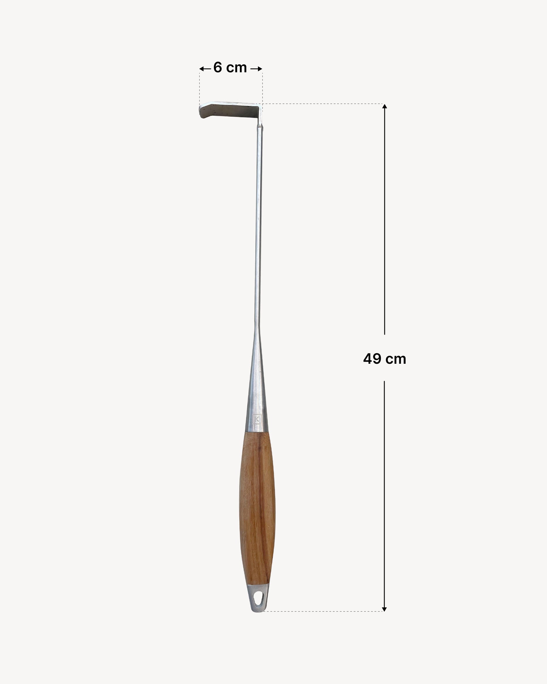 Tire-cendre en acier inoxydable avec manche en bois, présenté avec un schéma de dimensions indiquant une longueur totale de 49 cm et une largeur de tête de 6 cm, conçu pour le retrait des cendres dans un kamado.